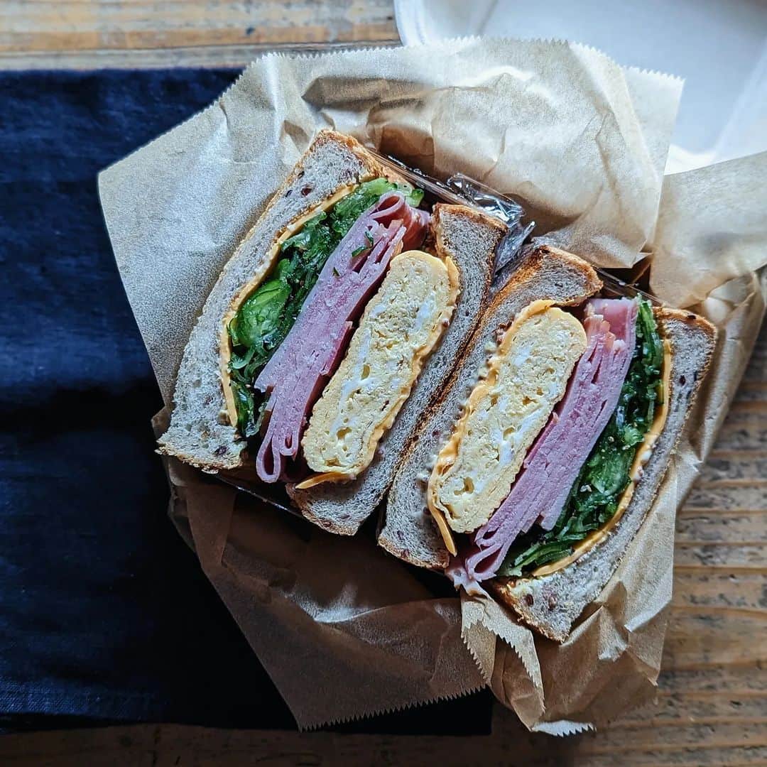 のインスタグラム：「* #お弁当 *   サンドイッチ🥪 （卵・ハム・きゅうり・チーズ) 今日はタマヤパンの七穀食パンで。  もうひとつは適当弁当🍱  そして アメリカ在住の姪っ子せいらと マウイ在住のいとこのあきちゃん達が 持って帰って来てくれたお土産♡  ラッキーチャームに入ってるマシュマロだけの商品があることに驚き😳(サイコー いつもありがとう🙌  自分のおやつもあると察した満面の笑みのレノン氏🐺  * #tami弁  #弁当#bento#lunchbox #サンドイッチ#タマヤパン #ランチ#昼食#旦那弁当 #ごはん#食事#暮らし#お弁当記録」