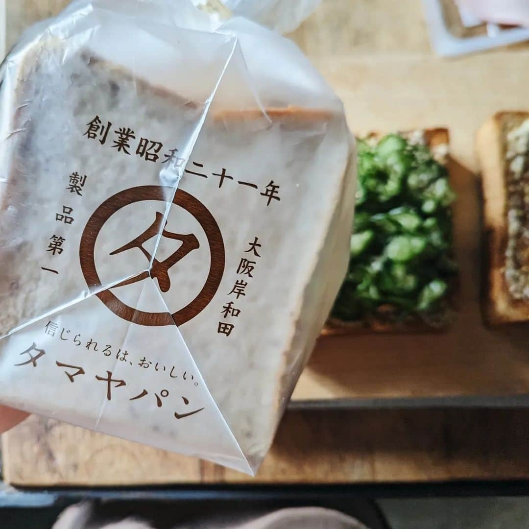 tamiさんのインスタグラム写真 - (tamiInstagram)「* #お弁当 *   サンドイッチ🥪 （卵・ハム・きゅうり・チーズ) 今日はタマヤパンの七穀食パンで。  もうひとつは適当弁当🍱  そして アメリカ在住の姪っ子せいらと マウイ在住のいとこのあきちゃん達が 持って帰って来てくれたお土産♡  ラッキーチャームに入ってるマシュマロだけの商品があることに驚き😳(サイコー いつもありがとう🙌  自分のおやつもあると察した満面の笑みのレノン氏🐺  * #tami弁  #弁当#bento#lunchbox #サンドイッチ#タマヤパン #ランチ#昼食#旦那弁当 #ごはん#食事#暮らし#お弁当記録」6月20日 10時53分 - tami_73