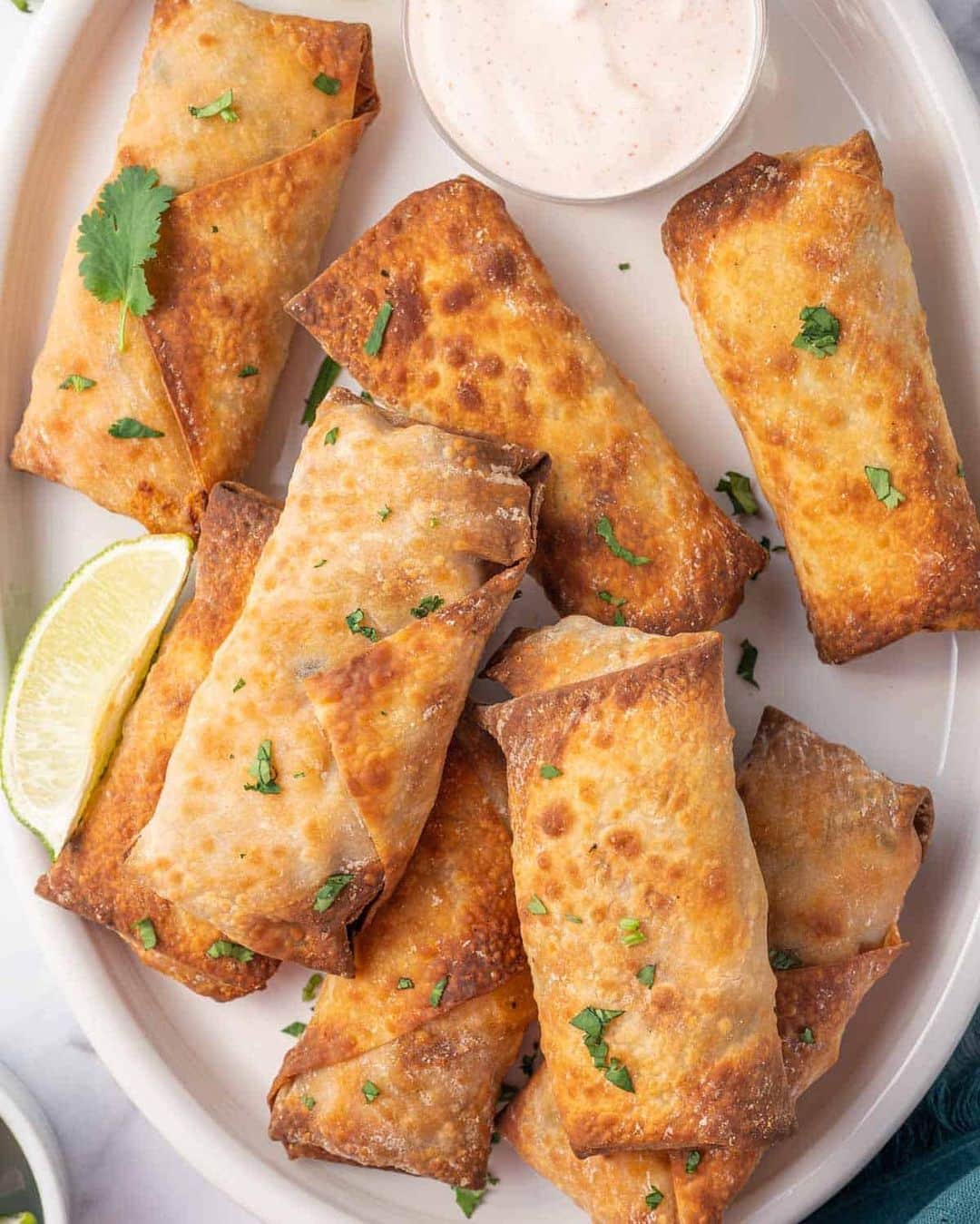 Easy Recipesのインスタグラム：「Crispy air fryer southwest egg rolls are loaded with chicken, corn, black beans and a zesty Tex Mex seasoning blend. The homemade egg roll recipe is then air fried until it’s crispy and delicious, with no excess oil needed. They are healthier, easier to clean up and taste incredible.  Full recipe link in my bio @cookinwithmima  https://www.cookinwithmima.com/air-fryer-southwest-egg-rolls/」
