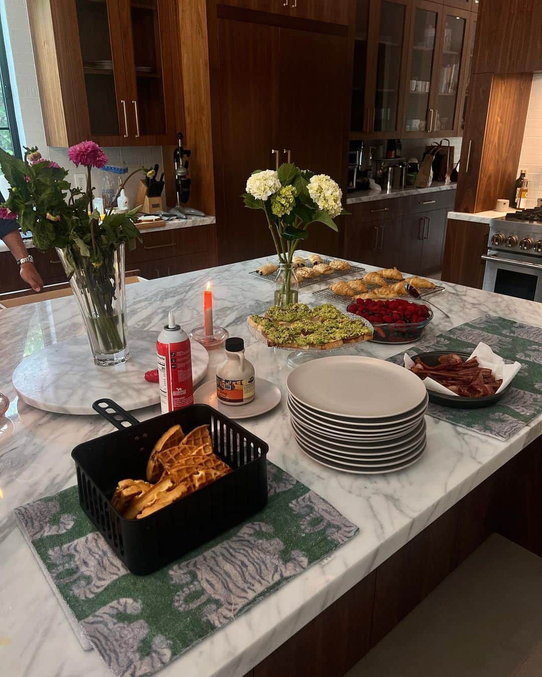 アレクサ・ロジーのインスタグラム：「a fatherless life of gratitude & abundance 🤍🕊️ father’s day is painful for too many. rather than basking in my trauma, i gathered my friends in a similar boat to join me for brunch. i’m a fan of making hard days a tiny bit easier. much love to all the children that have lost their dads or had a dad that didn’t show up for them. good days 🤍🤍」