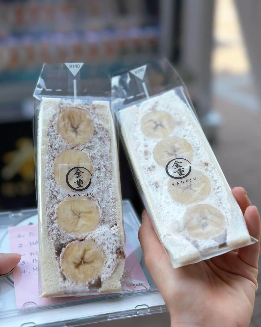 上野まなのインスタグラム：「ライブの後のご褒美に💛  このフルーツサンド、生クリームたっぷりで最高すぎた🤤  ど定番のバナナチョコにしたよ🍌💕500円ナリ  手が塞がってて、カラオケのCDの上に置いてます（笑）また食べたい♡  #金重 #kaneju #フルーツサンド」