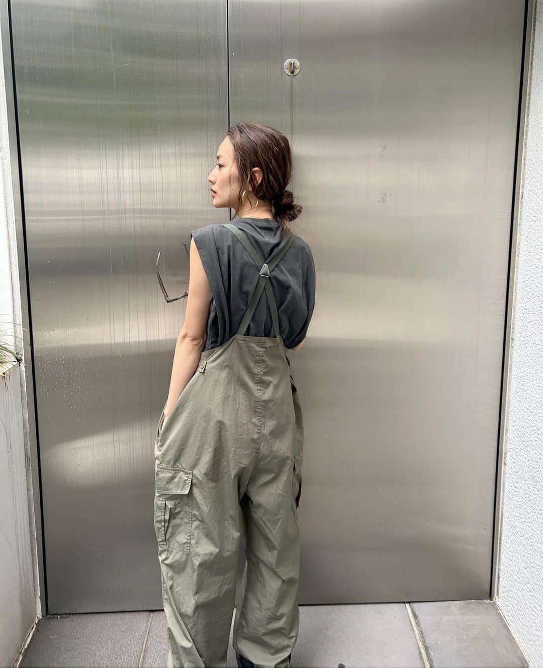 Ungrid staff snapのインスタグラム：「＼特設サイトにて特別受注会開催中／  6.19(mon)12:00-6.21(wed) 23:59  人気No.1 SET "ミリタリールーズサロペットSET"  キャッチーなロゴが目を引くタンクトップと、メンズライクなデザインでボリューム感が可愛いミリタリーサロペットが、お得なSET価格に🤭  @ran_tachibana_ 155cm @ami_fujino_ 155cm @chisa_nagatani_ 159cm @mai_fukumoto_ 160cm  #カラーロゴビッグタンクトップ × #ミリタリールーズサロペット ⬇︎ ¥3,350 OFF🔥  全体的に色褪せたような風合いのused感と、ヴィンテージテイストのロゴデザインがカジュアルな印象のタンクトップと、軍モノのデザインを落とし込んだメンズライクのミリタリーサロペット。ウエストや裾のボタンで、シルエットのバランスを調整できるのも嬉しい！☺️  特設サイト @ungrid_official TOPのURLから詳細はチェックいただけます🔗  ___________________________________ #Ungrid #ungrid_official #ungridコーデ #アングリッド #カジュアルコーデ #カジュアル #シンプル #シンプルコーデ #タンクトップ #ロゴ #ロゴT #古着風 #used風 #ミリタリー #ミリタリーコーデ #ミリタリースタイル #サロペット #メンズライク」