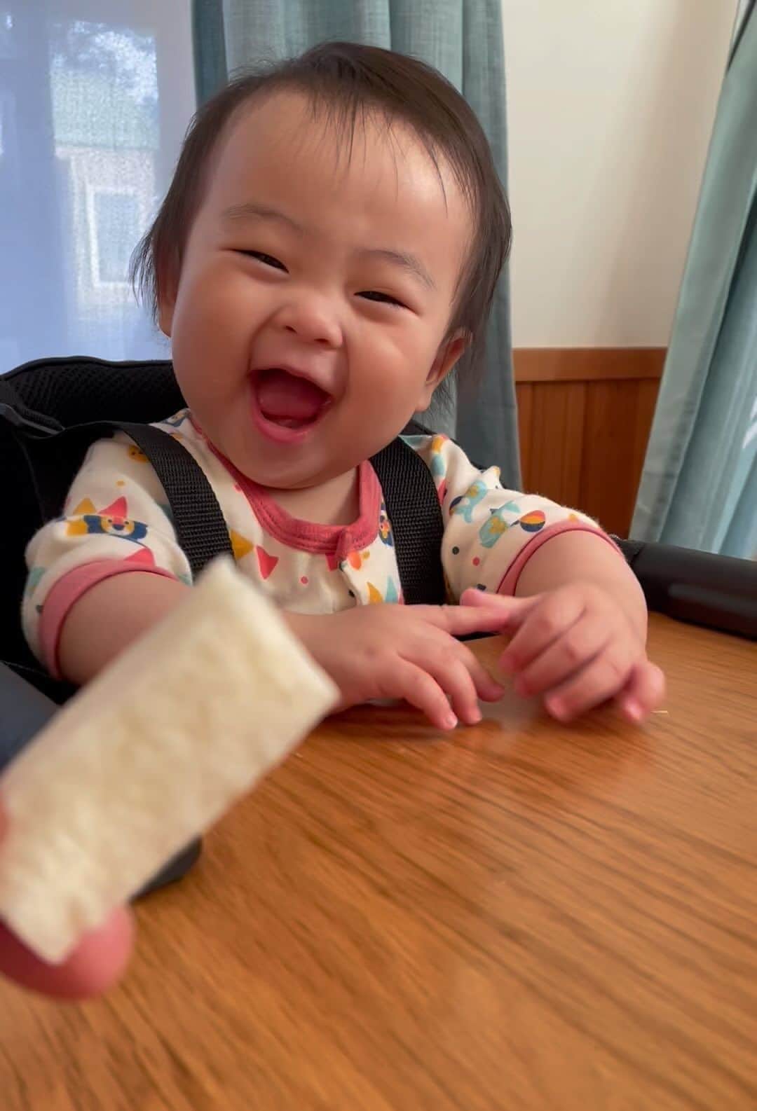 高坂友衣のインスタグラム：「. 生まれて初めて食パンを食べる娘が可愛いから見てほしい😌」