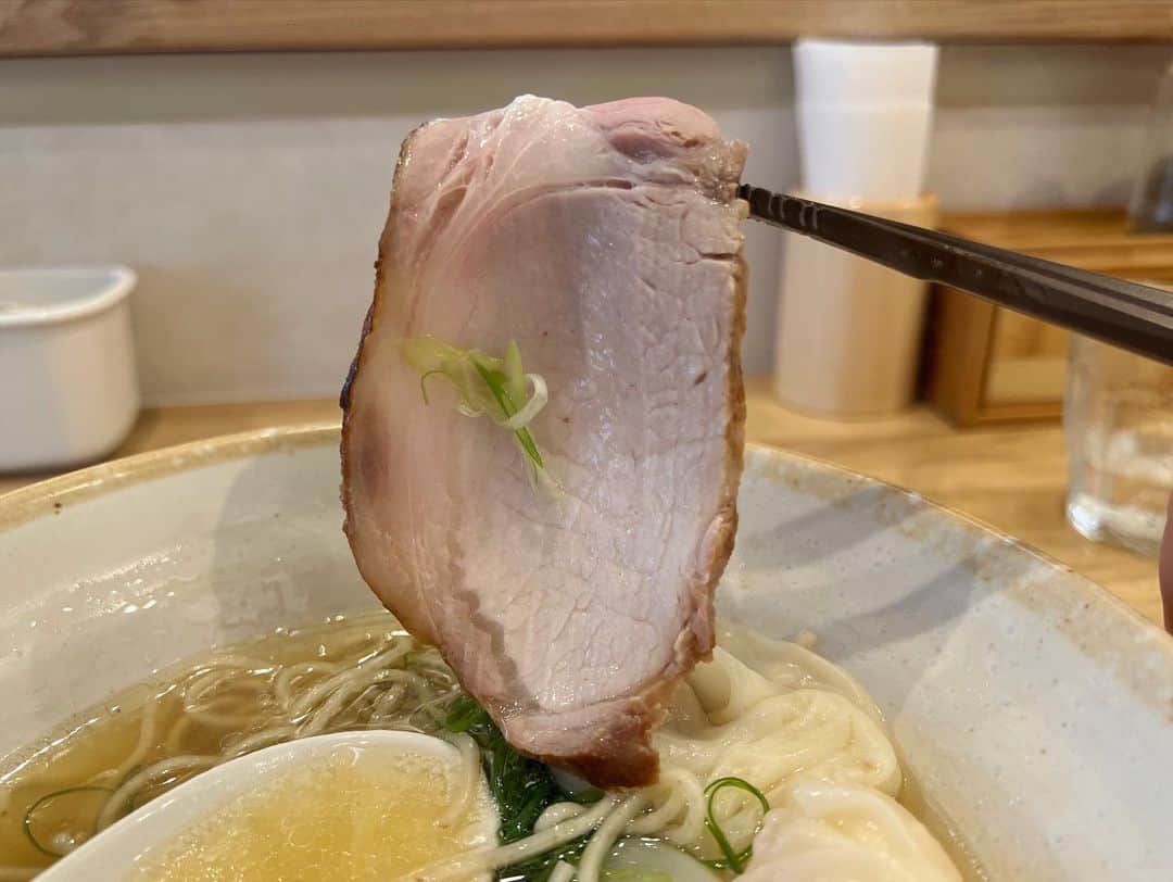 SUSURUさんのインスタグラム写真 - (SUSURUInstagram)「今のところ今年食べた新店で一番刺さりました。亀戸のDURAMENTEIさん。 柔らかな口当たりで甘みのある魚介スープがめっちゃウマ。 完飲確定。 #susuru_tv #DURAMENTEI #亀戸 #東京 #肉海老ワンタン麺白 #超うまい  #ラーメン #らーめん #ramen #ラーメン部 #ramennoodles #毎日ラーメン生活 #麺スタグラム #japaneseramen #japanramen #foodstagram #foodie #noodles #instanoodle #instaramen #instafood #東京ラーメン #ワンタンメン」6月20日 11時26分 - susuru_tv