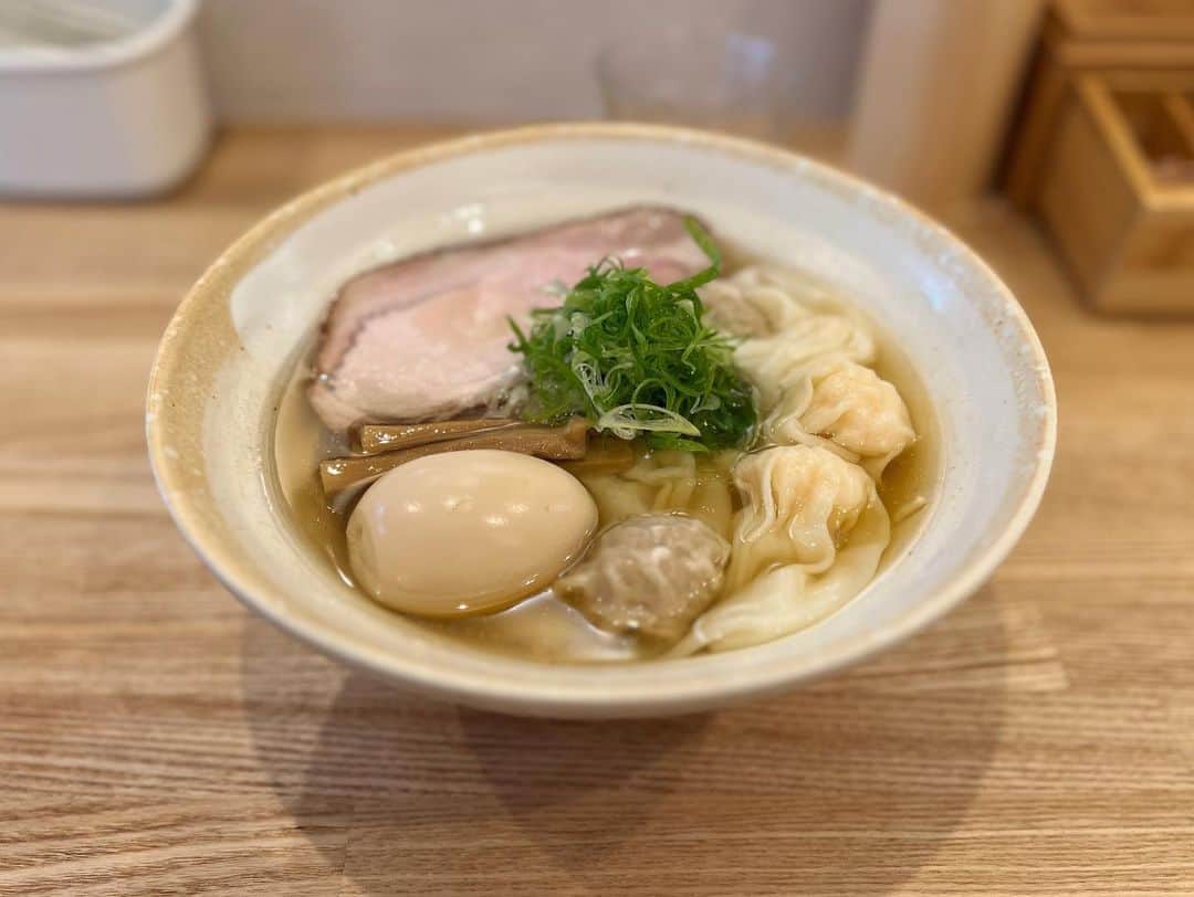SUSURUさんのインスタグラム写真 - (SUSURUInstagram)「今のところ今年食べた新店で一番刺さりました。亀戸のDURAMENTEIさん。 柔らかな口当たりで甘みのある魚介スープがめっちゃウマ。 完飲確定。 #susuru_tv #DURAMENTEI #亀戸 #東京 #肉海老ワンタン麺白 #超うまい  #ラーメン #らーめん #ramen #ラーメン部 #ramennoodles #毎日ラーメン生活 #麺スタグラム #japaneseramen #japanramen #foodstagram #foodie #noodles #instanoodle #instaramen #instafood #東京ラーメン #ワンタンメン」6月20日 11時26分 - susuru_tv