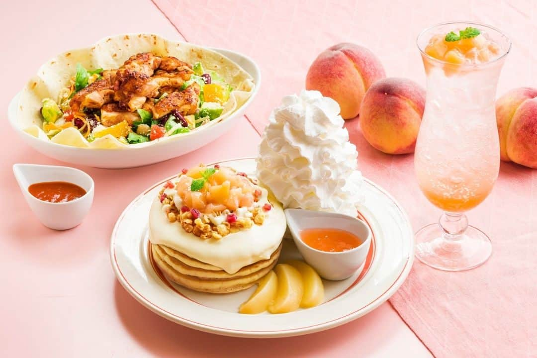 EGGS ’N THINGS JAPANさんのインスタグラム写真 - (EGGS ’N THINGS JAPANInstagram)「🌺7月1日（土）からの限定メニュー🌺 🍑旬の桃を使った「白桃のパンケーキ」「ピーチスカッシュ」とスパイシーなチキンとレタスやアボカド、オレンジを合わせたパワーサラダ「ケイジャンチキンサラダ」が登場🍑  さっぱりとしたチーズクリームに白桃をのせたパンケーキとスパイシーなチキンにレタスやアボカド、オレンジなどを合わせたサラダです😆桃の果肉がのった爽やかなピーチスカッシュとご一緒にお楽しみください🥤🌈  ==== ⁡ 白桃のパンケーキ 販売価格：1,700円（税込1,870円） テイクアウト販売価格：1,200円（税込1,296円）  ケイジャンチキンサラダ 販売価格：1,480円（税込1,628円） テイクアウト販売価格：1,200円（税込1,296円）  ピーチスカッシュ 販売価格：650円（税込715円） テイクアウト販売価格：650円（税込702円）  販売期間：7月1日（土）～7月31日（月） 取扱店舗：国内全店舗 ※仕入れ状況により、食材を変更する場合がございます。  ⋆⋆⋆✂️⋆⋆⋆⋆⋆⋆⋆⋆⋆⋆⋆ ⁡ ☆各店舗のInstagram開設いたしました！☆ 店頭のQRコードを読み取るかInstagram内で検索してぜひフォローをお願いします😆 ⁡ #エッグスンシングス #エグスン #カフェ巡り #カフェ部 #ランチ #期間限定 #パンケーキ部 #グルメ #東京グルメ #関西グルメ #パンケーキ #桃 #ピーチ #スイーツ #新作スイーツ #新商品 #サラダ #ハワイ好きな人と繋がりたい #グルメ好きな人と繋がりたい #eggsnthings #eggsn #food #instacafe #cafe #foodstagram #pancakes #lunch #instafood #yummy #peach」6月20日 11時31分 - eggsnthings_jp