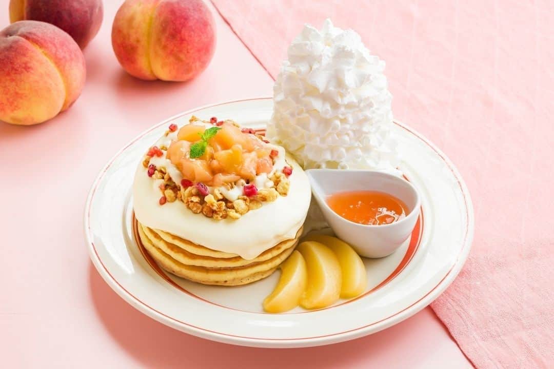 EGGS ’N THINGS JAPANのインスタグラム：「🌺7月1日（土）からの限定メニュー🌺 🍑旬の桃を使った「白桃のパンケーキ」「ピーチスカッシュ」とスパイシーなチキンとレタスやアボカド、オレンジを合わせたパワーサラダ「ケイジャンチキンサラダ」が登場🍑  さっぱりとしたチーズクリームに白桃をのせたパンケーキとスパイシーなチキンにレタスやアボカド、オレンジなどを合わせたサラダです😆桃の果肉がのった爽やかなピーチスカッシュとご一緒にお楽しみください🥤🌈  ==== ⁡ 白桃のパンケーキ 販売価格：1,700円（税込1,870円） テイクアウト販売価格：1,200円（税込1,296円）  ケイジャンチキンサラダ 販売価格：1,480円（税込1,628円） テイクアウト販売価格：1,200円（税込1,296円）  ピーチスカッシュ 販売価格：650円（税込715円） テイクアウト販売価格：650円（税込702円）  販売期間：7月1日（土）～7月31日（月） 取扱店舗：国内全店舗 ※仕入れ状況により、食材を変更する場合がございます。  ⋆⋆⋆✂️⋆⋆⋆⋆⋆⋆⋆⋆⋆⋆⋆ ⁡ ☆各店舗のInstagram開設いたしました！☆ 店頭のQRコードを読み取るかInstagram内で検索してぜひフォローをお願いします😆 ⁡ #エッグスンシングス #エグスン #カフェ巡り #カフェ部 #ランチ #期間限定 #パンケーキ部 #グルメ #東京グルメ #関西グルメ #パンケーキ #桃 #ピーチ #スイーツ #新作スイーツ #新商品 #サラダ #ハワイ好きな人と繋がりたい #グルメ好きな人と繋がりたい #eggsnthings #eggsn #food #instacafe #cafe #foodstagram #pancakes #lunch #instafood #yummy #peach」