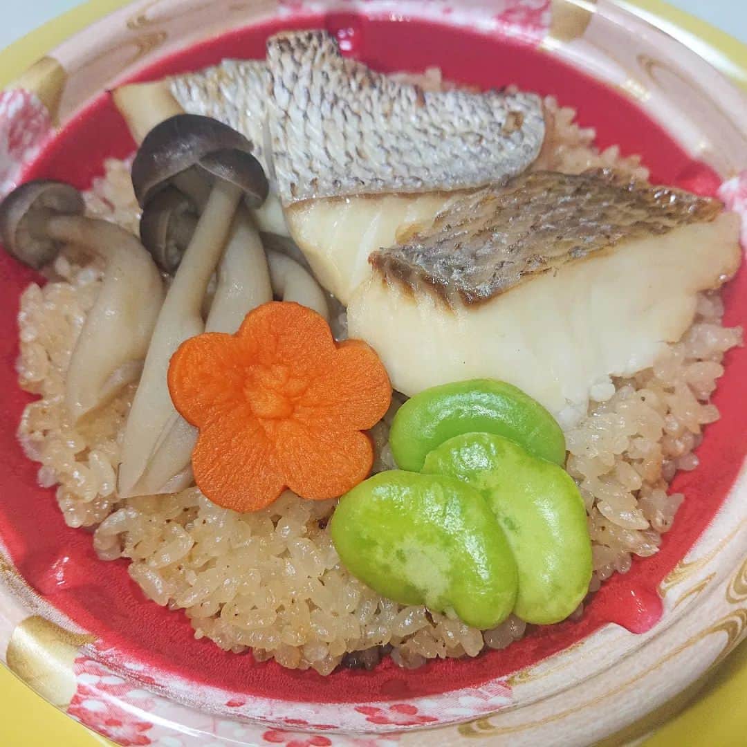 石原祐美子のインスタグラム：「和歌山県有田市 #民宿松林 さんのお取り寄せが凄い‼️ ・ 泊まった時に料理のおいしさにびっくりして、お取り寄せしてまたびっくり🤩 ・ とにかく魚料理がどれもこれもおいしくて、今回 #オススメ3 で紹介した #鯛めし は、めちゃくちゃ簡単お手軽に、鯛のおいしさを余すとこなく味わえます。 身が分厚くてふっくらしっとり堪らん🤤 ・ 急速冷凍でお寿司もお取り寄せできるし、海鮮グラタンもぶっとぶぐらいおいしいよ😍 ・ ランチも気になってるから、この夏もまた行きたいです松林さん クエ料理もめちゃくちゃおいしくて最高でした✨ ・ 夏休みのお出かけにもピッタリです🏖️ ・ #関西テレビ #よーいドン #本日のオススメ3 #ご当地グルメ #和歌山県 #和歌山県有田市 #海鮮料理 #鯛 #和歌山グルメ #民宿 #お取り寄せグルメ #急速冷凍」