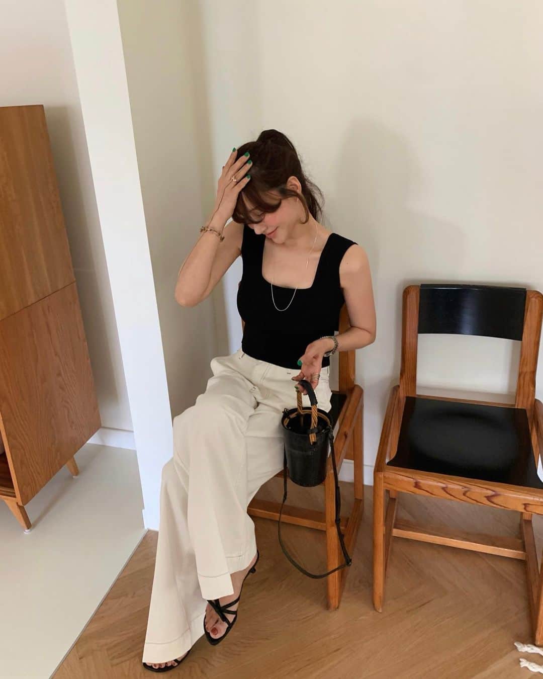 nanaのインスタグラム：「자꾸 이번주 이번주 업뎃이라 해놓고…입고일이 늦어져 계속 업뎃을 못하고 있었어요!!! 오늘3시에 만나효🥹 젭알!!  바지는 시드니에선 스몰!! 이번 사진은 엠!! 사이즈 입어봤어요.😘」