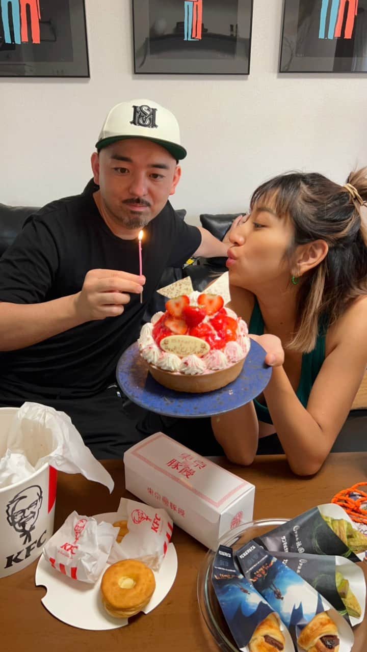古賀あかねのインスタグラム：「臨月に入って好きなもの 食べまくる日を作ってくれた🫶🏽 臨月パーティ🪅と名付けてた。笑  marni AirPodsケースも🎁 夜中にノリでレイトショーで映画みれて たのしい一日だったよ！ありがとう👨🏾‍🦲  #臨月妊婦 #臨月の過ごし方」