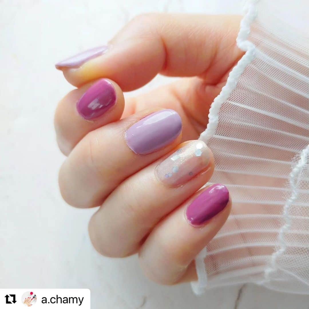 【PLANET NAIL（プラネット ネイル）】公式のインスタグラム：「✰✰✰ ━━━━━━━━━━━━━━━ @a.chamy さま♡  PLANETNAIL ラメネイル ★Web限定PLB31 神秘的プリズム　を使った紫陽花ネイルデザインのご紹介ありがとうございます👩‍❤️‍💋‍👩✨  梅雨にぴったりななんとも可愛い パーポー🍇ネイル！ みなさんもぜひまねっこしてみてください✨✨✨ ╍ ╍ ╍ ╍ ╍ ╍ ╍ ╍ ╍ ╍ ╍ ╍ ╍ ╍ ╍ ╍ ╍   配色 紫陽花ネイル · 紫陽花をイメージしたカラーで配色ネイルしてみました · プラネットネイルのラメポリで薬指だけ雨露のイメージ · そして今回仕上げにお試しさせて頂いたトップコートは… ディーアップ様（@dupbeauty ）の自信作✨ 6月20日先行発売の【クリスタルクリアトップコート】です · セルフネイル歴が長くなるに連れて、トップコートの好みやこだわりが出てくるのはあるあるなはず？ · 私は、ここ数年ずっとトップコートはセシェの、一択❤️速乾も仕上がりのツヤ感とカチッと感がお気に入りでした · でもその反面、ポリッシュとの相性によって出来る縮み問題、気泡問題、直ぐにドロっとしてきちゃう問題などあり💦最近トップコートジプシーとなっいたところへのお声がけ😳ありがとうございます😭 · このトップコート、私の好みを全てクリア✨✨さすがの自信作✨✨✨ · 仕上がりのツヤ感は1度塗りでツヤツヤ、ちょっと表面がガタつくラメも2度塗りでしっかりコート👍 · ツヤの持続性も3日目を迎えましたがくすみ感などなく、表面のキズも気になりません👍 · カチッとした仕上がりも私好み👍 · 速乾系あるあるの縮み問題も今回数種類のポリと合わせてみたけれど縮みが在りませんでした👍 · 気泡問題も全く気にならず👍 · とジプシー卒業な予感も…🐻💕 · 初心者さんで何使ったら良いかお悩み中の方、私と同じくトップコートジプシーの方はお試しの価値ありな1品です · · 使用アイテム ●ポリッシュ  ・PLAYFUL　ラベンダー ・jumiitokyo 　HEAVEN ・PLANETNAIL　神秘的プリズム · · #nails #指甲油 #네일 #네일스타그램 #セルフネイ #ネイル #マニキュア #ネイルポリッシュ #シンプルネイル #ショートネイル #japancosmetics  #新色ネイル #ディーアップ #dup #配色ネイル #紫陽花ネイル #夏ネイル  #パラドゥミニネル #セルフネイル部  #モニター」