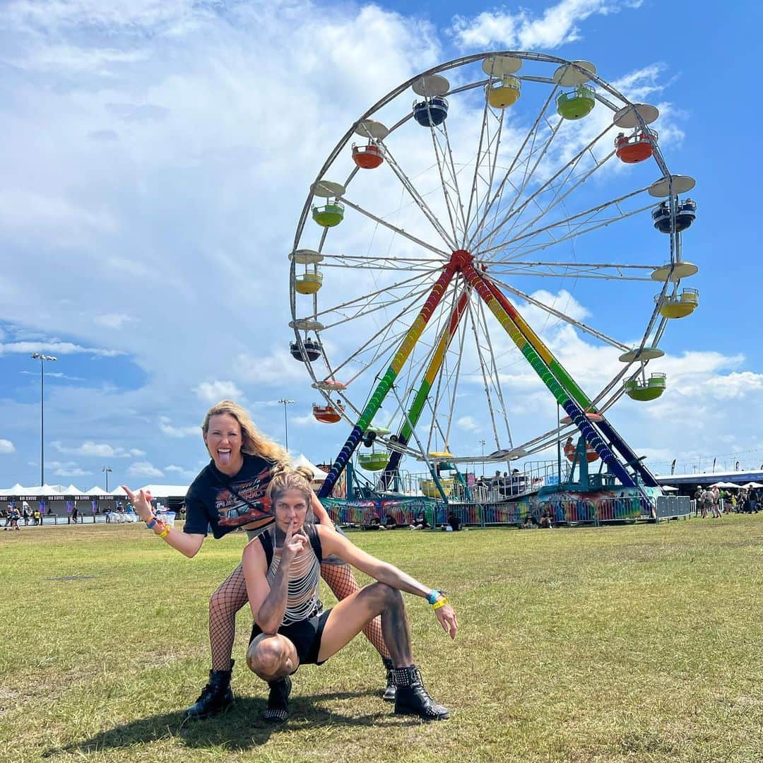 ペイジュ・レイリーのインスタグラム：「‘23 vs ‘21. Rockin out and having fun🎡 🤘🏽💀 @paigeraileysailor #rockville#daytona#metalheads#concert#littlerhymeforya」