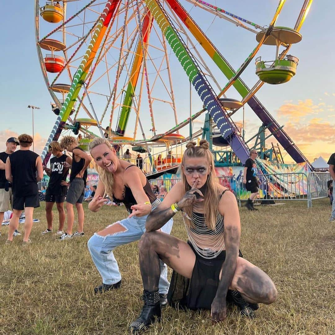 ペイジュ・レイリーさんのインスタグラム写真 - (ペイジュ・レイリーInstagram)「‘23 vs ‘21. Rockin out and having fun🎡 🤘🏽💀 @paigeraileysailor #rockville#daytona#metalheads#concert#littlerhymeforya」6月20日 11時46分 - paigeraileysailor