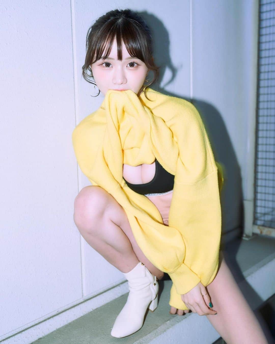 みもれもんのインスタグラム：「This is also a digital photo shoot 💓 Looking forward to it ❣️  おはよう〜😪❤️‍🔥 今週は雨の地域が多いですねぇ☔️ ニュース見てるなう❣️ 後少しで梅雨が明けるみたい🥳笑 きょうも一日がんばろう＼(^ω^)／  camera @taiki_the_shooter   #shooting #cosplayer #mimolemon #japanesegirl #fantia #camera #みもれもん #デジタル写真集 #日本的 #粉我 #日本女孩」