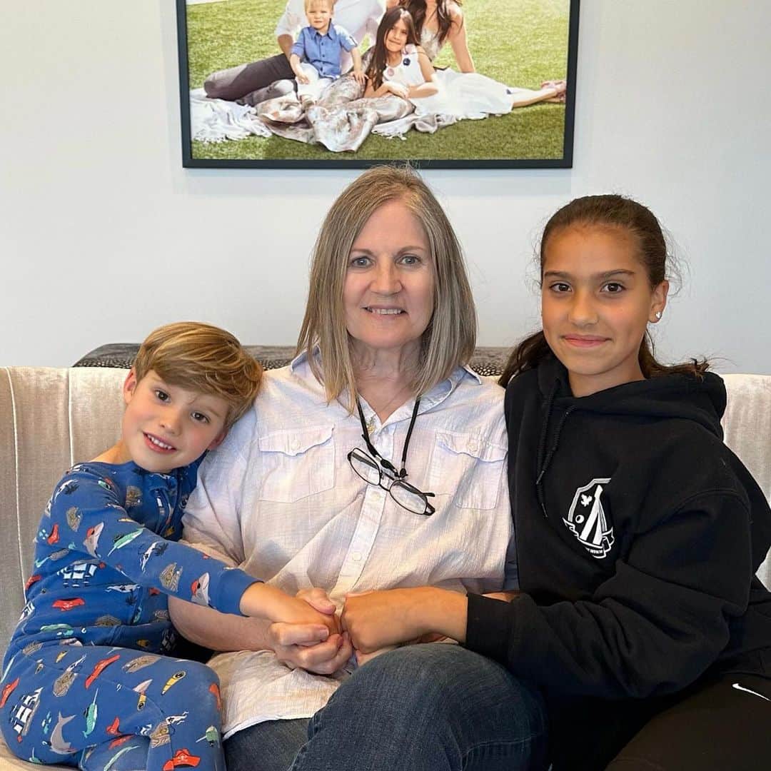 エリック・ウィンターのインスタグラム：「Happy Birthday to the most amazing mom and grandma ever! You are our rock and we all appreciate you so much! Love you mom ❤️🎂❤️🎂 #happybirthday 🎉🎉 @gwenwinter」