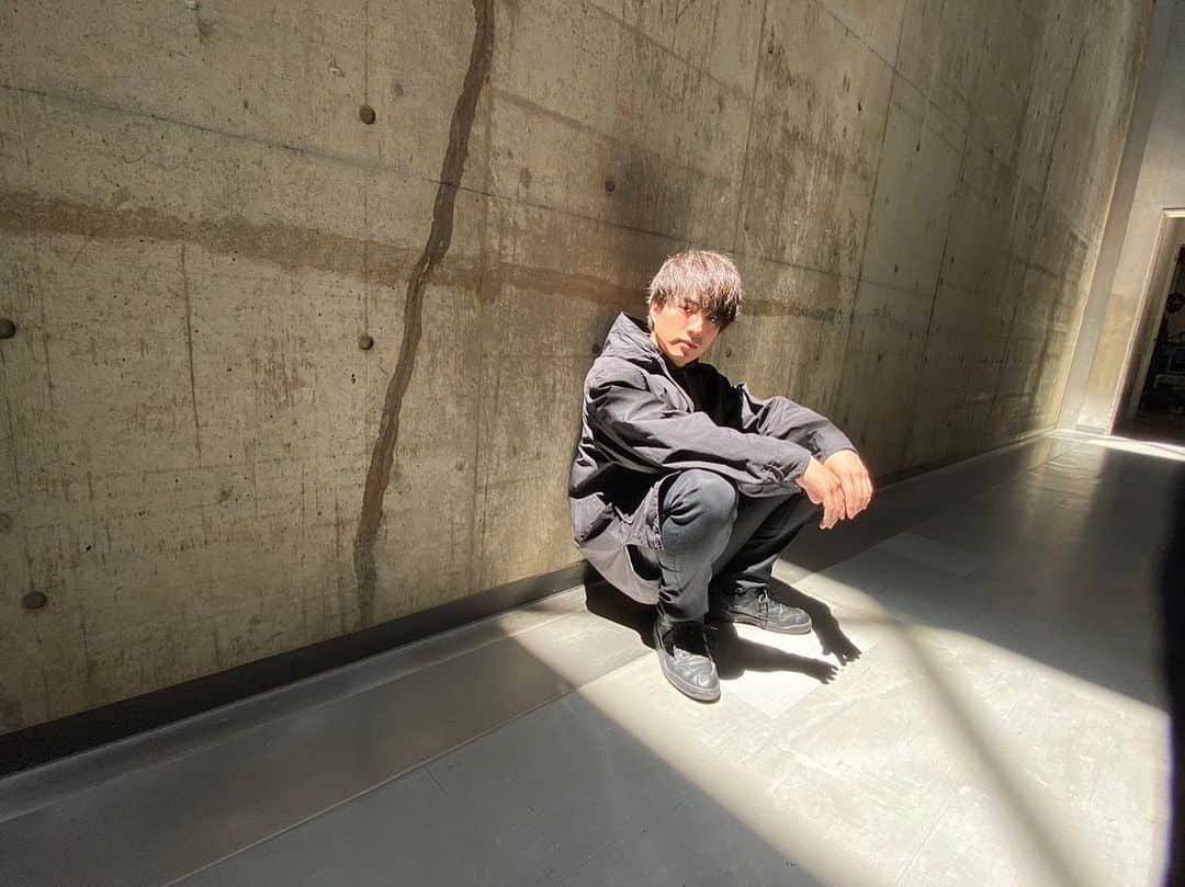 Dr.チョコレートのインスタグラム：「.  🩺┈┈┈┈┈┈┈┈┈┈┈┈┈┈୨୧  　#ドクターチョコレート  最終話は6月24日(土)夜10時📺  ୨୧┈┈┈┈┈┈┈┈┈┈┈┈┈┈🍫  第9話から これまでの事件の実行犯🧬 沢入(#福山翔大)のとってもかっこいいオフショット📸  本当の黒幕が判明した衝撃の 第9話を観るには⬇️ https://bit.ly/drchocolate  Huluでは全話配信中です📡 見逃した方、もう一度観たい方は是非ご覧ください🎞 https://bit.ly/3UKVXIV  #坂口健太郎 #白山乃愛 #西野七瀬 #葵わかな #鈴木紗理奈 #前田旺志郎 #古川雄大  #福山翔大 #平子祐希 #石川恋 #青木瞭 #眞島秀和 #香椎由宇 #山本耕史 #安達祐実  #小澤征悦 #斉藤由貴」