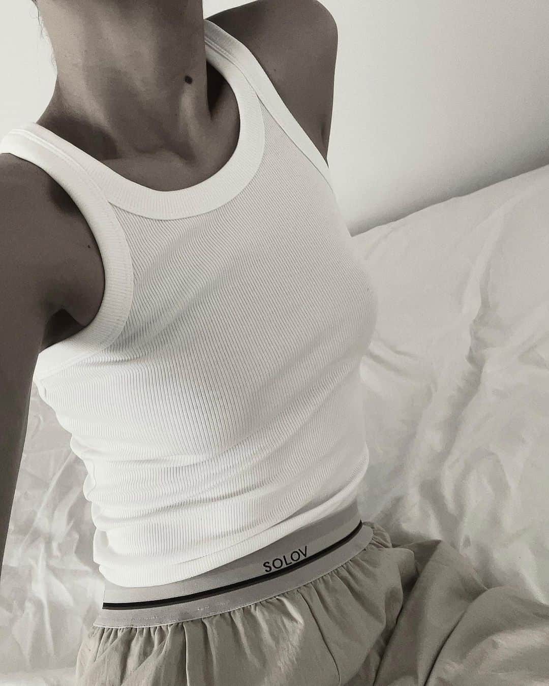 Icumi Oohamaのインスタグラム：「pants @solovofficial   ウエストゴムのパンツ欲しいと思っていたら見っけ♩ 自宅仕事が主なので、楽ちんパンツがかなり重宝します。」