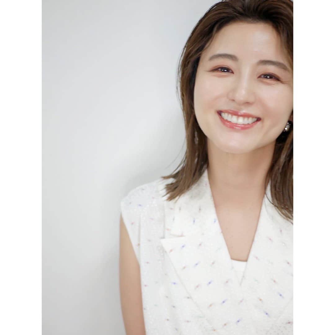 宇賀なつみのインスタグラム：「*  朝起きたらたくさんのメッセージが♡ やっぱり嬉しいですね。  いつの日よりも、今の私がいちばん好きです。 歳を重ねるたびに、 自由に自分らしくなれている気がします。  いちばん昼が長いこの時期‼︎ 大人になっても、夏がくるのが楽しみだなんて、 知らなかったなぁ…。  #birthday  #37th  #宇賀なつみ」