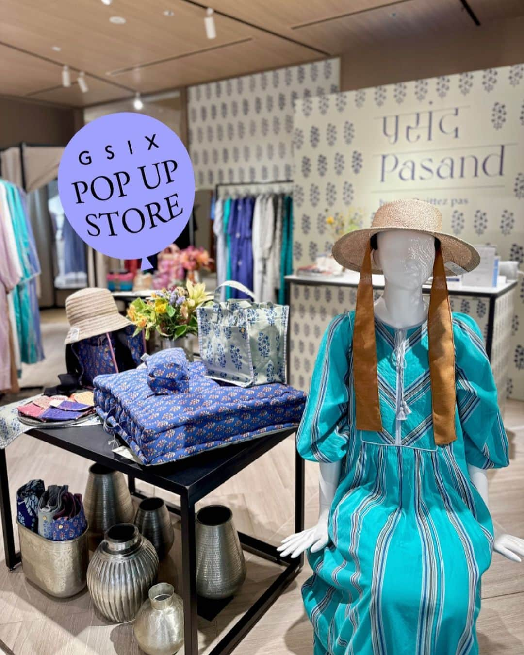 #ぶらエディターズ GINZA SIX オフィシャルのインスタグラム：「Pasand by ne Quittez pas 4F POP UP STORE @pasand_by_nequittezpas   インドの伝統的な技法やファブリックに、ヨーロッパのエスプリを加えたne Quittez pas（ヌキテパ）がキュレーションするライフスタイルストア、Pasand by ne Quittez pas（パサンド バイ ヌキテパ）が7/11（火）までPOP UP STOREを開催中✨じめじめした梅雨やこれからのバケーションシーズンに着たい、軽やかなサマーワンピースが勢ぞろいしています👗🌿🌤   ヌキテパの服はすべてインド生産🇮🇳😌 風通しのいい柔らかなコットン、伝統模様、職人によるハンドクラフトの技工など、インドならではのエッセンスがいたるところに散りばめられています👏🏻   例えば写真📸2枚目のアイテム（左 オールインワン・税込27,500円、右 ワンピース・税込26,400円）は、手彫りの木版を使って布にインクを押し付けていくインドの伝統工芸“ブロックプリント”にインスパイアされたモチーフをあしらった一着🌲🎨写真📸3枚目のブラウス（税込26,400円）は、胸元にあしらった優しい草花柄のチカン刺しゅうがポイント💡これはインドの職人たちがひと針ひと針、丁寧に手作業で施したもの。ハンドクラフトならではの立体的な表情が魅力です✨   そのほかドットを多用するインドのトライバルアート“ゴンド”をイメージした柄を、繊細なヘムラ刺しゅうで表現したシリーズや、インドの装飾文化を象徴するメタリックな箔プリントを施したアイテムなど、色も形も多彩なワンピースとブラウスで8割を占めています（📸4枚目、📹5枚目）😳👌🏻この夏に着たい一着が見つかるはずです😊🌟   合わせてチェックしたいのが、オリジナルのシューズやアクセサリー類です🩰✨インドの民族衣装であるサリーやクルタに使われる、伝統的なシルクのジャカード生地を使用したオリジナルカンフーシューズ（📸6枚目左上〜下・各税込8,800円）と、華やかなミラーレザーで彩ったトングサンダル（📸6枚目右上・各税込13,200円）は、Tシャツとデニムといったベーシックなスタイリングでもアクセントになりそう💓   洋服と共柄のバッグ（📸7枚目右・税込6,600円）や、マルチカラーが目を引くメッシュバッグ（📸7枚目左・税込4,400円）も多数展開しているので、洋服・シューズ・バッグの柄×柄の掛け合わせを楽しみながら、心弾むお買い物ができます👏🏻❣️   「薄くて柔らかいインドのコットン生地は、身に纏うと着ているのを忘れるくらい軽く、その着心地のよさでファンになる方が多いんです」と話してくださったスタッフさん（📸8枚目）☺️インド系ワンピース初心者におすすめなのが、手に持っている一着（税込22,000円）だそう🌷「私が今着ているものは生地違いで同じ形です。トレンドのふんわりギャザースリーブに、背面は深めのVネックラインで健康的な肌見せが叶い、モダンなシルエットで一枚で決まります」。   パサンド バイ ヌキテパで取り扱うアイテムは、どれもプライスが良心的👛それはフェアトレードによって、直接インドの生地業者や職人さんたちとやりとりをしているから🌎🌱そんなSDGsな精神も、着心地のよさを高めてくれているのかもしれません☺️   さらにショップを訪れた際は、什器の下や花器にも注目を👀！インド北部では日常的に使われる銀食器を、扱いやすいアルミ素材で花器やトレイへ昇華したオリジナル雑貨（📸9枚目・税込7,700円〜）や、残布を使用したポーチ、マットなどもラインナップしているのでお見逃しなく✨   インドの手仕事やセンスを感じながらお買い物ができるパサンド バイ ヌキテパで、夏に活躍する一着を見つけてみませんか？🌞   ―― 4F ☎080-7134-5311 ――   #pasandbyneQuittezpas #パサンドバイヌキテパ⁠ #ヌキテパ⁠ ⁠#nequittezpas ⁠#india #インド #インド綿 #dress #ワンピース #刺繍ワンピース ⁠#花器 #梅雨コーデ #フェアトレード #ethical ⁠#エシカルファッション⁠ #エシカルブランド⁠ #sustainable #サスティナブル⁠ #サスティナブルファッション⁠ #fashion #ファッション #夏ファッション #summerfashion #職人 #ginzasix_fashion #ginzasix_popup #ginza #銀座 #ginzasix #ギンザシックス   @ginzasix_official」