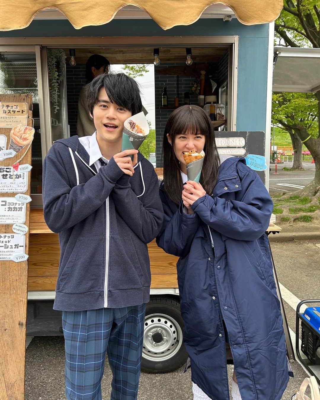 のインスタグラム：「＼#スイモラ 第6話先行配信スタート🍭／  鈴鹿央士さんと小西桜子さんのクレープ2ショットをお届け❣️  制服でクレープを持つお二人はまだ現役高校生のよう🤗  ／ 🍭#スイートモラトリアム 🍭 第4話をTVerで無料配信中!!📢✨ #Paravi #UNEXT で第6話先行配信中📡 ＼  #学年に1組はいる #美男美女カップル✨ #鈴鹿央士 #小西桜子 #田辺桃子 #毎週火曜深夜24時58分から放送中!! #tbs #ドラマストリーム #マンガボックス #新ドラマ #ドラマ #TBSドラマ」