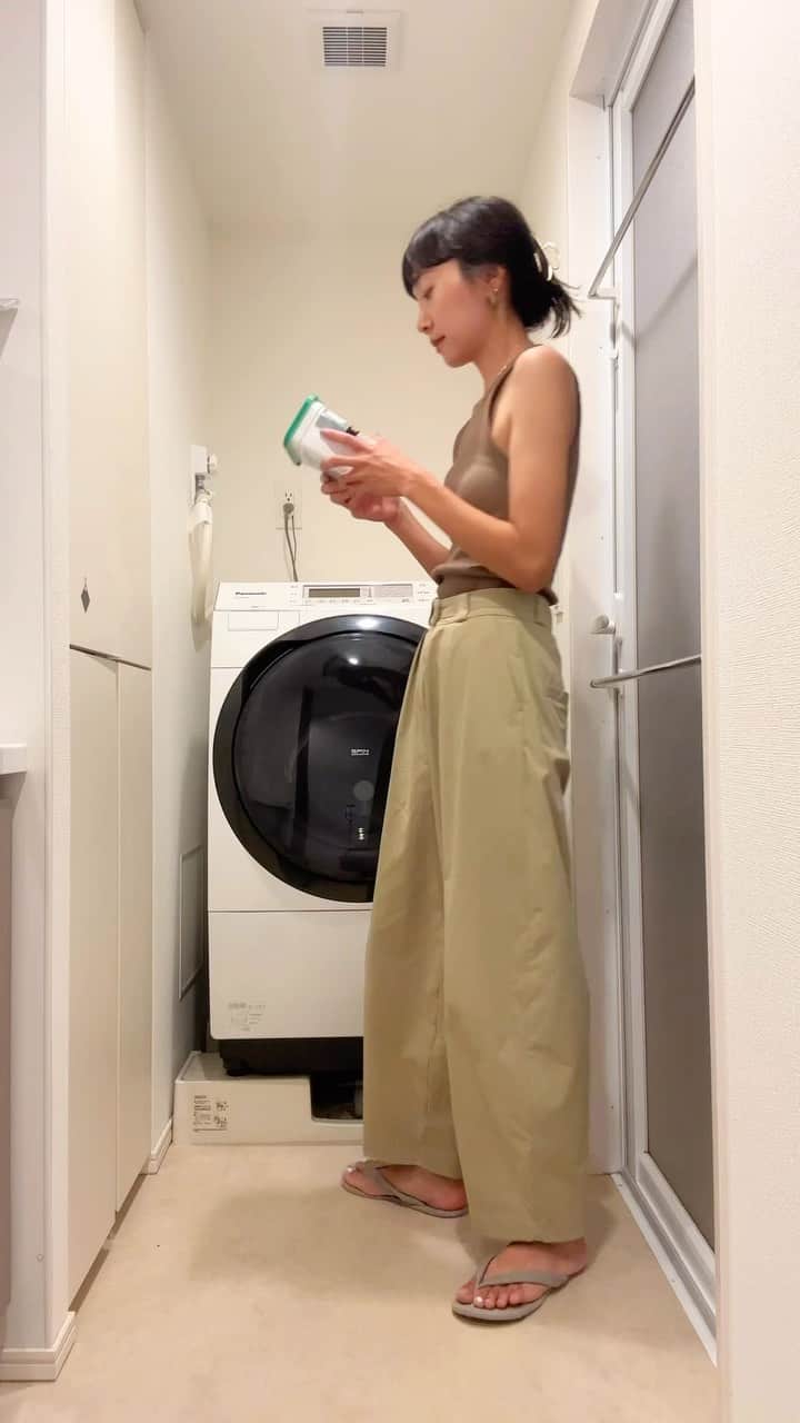のインスタグラム：「毎日尽きることのない洗濯🧺  初めてアリエールのジェルボールを使ってみました🌞  ✔︎生乾きのニオイ ✔︎洗濯槽のカビ防止 ✔︎抗菌・黄ばみ防止 嬉しい点がいっぱい👏🏽  一粒でどっさり洗えるのもいいよね まとめ洗いで最大約1.８倍洗えるそうな（平均量3.1kgとした場合) 節水・節電にも💡  そして、今回サステナビリティをテーマにイオングループ限定キャンペーンが開催中🌿  『私たちの地球にできることキャンペーン』 期間4/19～6/30  応募一口につき100円が環境保全団体に寄付されます🌍  #PR  #ItsOurHome」