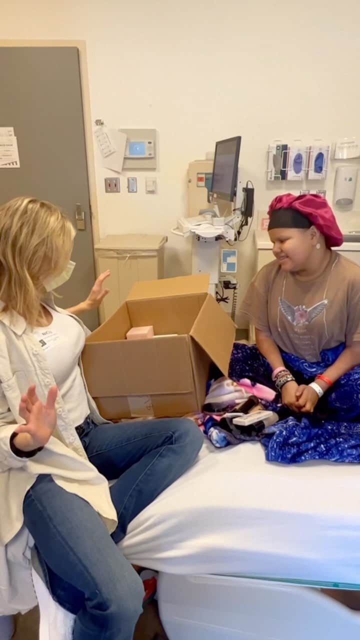 シャーロット・マッキニーのインスタグラム：「Such a special day getting to meet the beautiful Aaliyah  @nail.s.by_lily Loved doing your make up 💄thank you @littlewishesorg for this amazing opportunity and all that you guys do ! You bring so much love and light to hospitals ❤️」