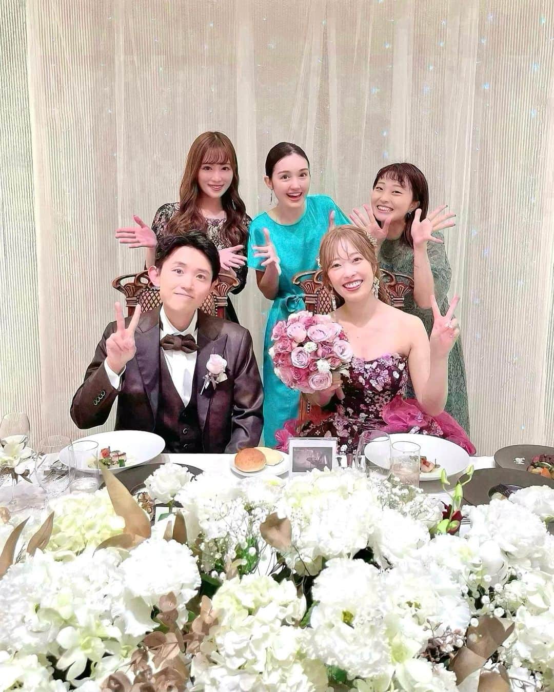のインスタグラム：「♡ 【 💖大好きなお友達の結婚式💒 】 ⁡ ⁡ 前の会社で知り合った仲良しの 大好きなお友達の結婚式 がありましたぁぁ😘✨💖✨💍✨ ⁡ ご結婚本当におめでとう〜〜〜❤️❤️ ⁡ とっても綺麗で可愛くって 素敵すぎ感動しすぎの 幸せな時間でした…💓 ⁡ お似合いのおふたり末永くお幸せにっっっ😍 ⁡ ⁡ ⁡ そして… ⁡ ⁡ 人生で初めてブーケ受け取りましたッ🤍🥰💐🤍 ⁡ ⁡ ついに❣️❣️❣️ 私の番です💖💒😍🥰😘💍💖 ⁡ ⁡ ⁡ ♡ ♡ ♡ ⁡ ⁡ あなたとあなたの大切なひとたちが 笑顔で幸せでありますように…💖💖💖 ⁡ ⁡ ⇨ @tomomibeauty ⁡ ⁡ *♢ ♡ ＊ ♡ ✩ ♡ ♩ ♡・♡ ° ♡ ❁ ♡ ✩ ♡° ⑅◡̈*」