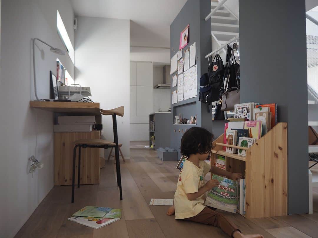 ムクリ［mukuri］さんのインスタグラム写真 - (ムクリ［mukuri］Instagram)「壁の向こう側にこどもの気配を感じられるキッズスペース  息子さんが成長しても なるべく家族と同じ空間で 遊んだり学んだりして欲しい。  そんな想いから出来上がった場所は、 キッチンから見える位置に十分な広さがあり、 それでいてリビングと壁で区切られているため おもちゃが散乱することも制限できる、 まさに理想としていた空間でした。  キッズスペースと聞くと、 小さなお子さんのモノのイメージが強いですが、 成長と共に変化させながら その時々に合った使い方ができるように工夫されていて、 長く使えるという点も嬉しいポイントです。  家族のコミュニケーションを大切にしている Yukaさんだからこそ考えられたキッズスペース。  参考にしたいと思えるアイデアが満載です！ ぜひご覧ください。  ▶︎ご紹介した読みもの 「s913」と検索するとご覧いただけます  –––––––––––––––––– ムクリ公式アカウントでは くらしの中にある"好き"や"コダワリ"を毎日お届け。  インテリア、整理収納から家づくりなど 日常で参考になる情報から サラッと読める短編コラムまで ご紹介していますのでフォローしてぜひご覧ください。 ▶︎ @mukuri_official ・  「 #ムクリ 」のタグもいつも楽しく拝見しています☺️  オリジナルブランドは @daily_mukuri  くらしの中にあったらいいいな、 そんな商品を企画・制作、集めています。 ––––––––––––––––––  #キッズスペース #子供部屋 #スタディーコーナー #IKEA #サンワカンパニー #マイホーム #モダンインテリア #キッチン #リビング #ダイニング #吹き抜けのある家 #マイホーム計画 #マイホーム記録#新築一戸建て #注文住宅#シンプルインテリア #こどものいる暮らし #こどもと暮らす #くらしの編集 #ムクリ」6月20日 12時05分 - mukuri_official