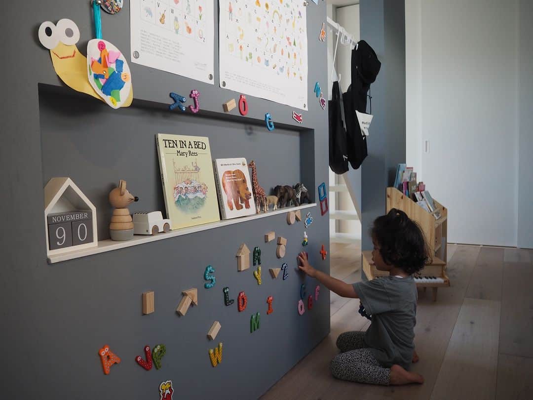 ムクリ［mukuri］さんのインスタグラム写真 - (ムクリ［mukuri］Instagram)「壁の向こう側にこどもの気配を感じられるキッズスペース  息子さんが成長しても なるべく家族と同じ空間で 遊んだり学んだりして欲しい。  そんな想いから出来上がった場所は、 キッチンから見える位置に十分な広さがあり、 それでいてリビングと壁で区切られているため おもちゃが散乱することも制限できる、 まさに理想としていた空間でした。  キッズスペースと聞くと、 小さなお子さんのモノのイメージが強いですが、 成長と共に変化させながら その時々に合った使い方ができるように工夫されていて、 長く使えるという点も嬉しいポイントです。  家族のコミュニケーションを大切にしている Yukaさんだからこそ考えられたキッズスペース。  参考にしたいと思えるアイデアが満載です！ ぜひご覧ください。  ▶︎ご紹介した読みもの 「s913」と検索するとご覧いただけます  –––––––––––––––––– ムクリ公式アカウントでは くらしの中にある"好き"や"コダワリ"を毎日お届け。  インテリア、整理収納から家づくりなど 日常で参考になる情報から サラッと読める短編コラムまで ご紹介していますのでフォローしてぜひご覧ください。 ▶︎ @mukuri_official ・  「 #ムクリ 」のタグもいつも楽しく拝見しています☺️  オリジナルブランドは @daily_mukuri  くらしの中にあったらいいいな、 そんな商品を企画・制作、集めています。 ––––––––––––––––––  #キッズスペース #子供部屋 #スタディーコーナー #IKEA #サンワカンパニー #マイホーム #モダンインテリア #キッチン #リビング #ダイニング #吹き抜けのある家 #マイホーム計画 #マイホーム記録#新築一戸建て #注文住宅#シンプルインテリア #こどものいる暮らし #こどもと暮らす #くらしの編集 #ムクリ」6月20日 12時05分 - mukuri_official
