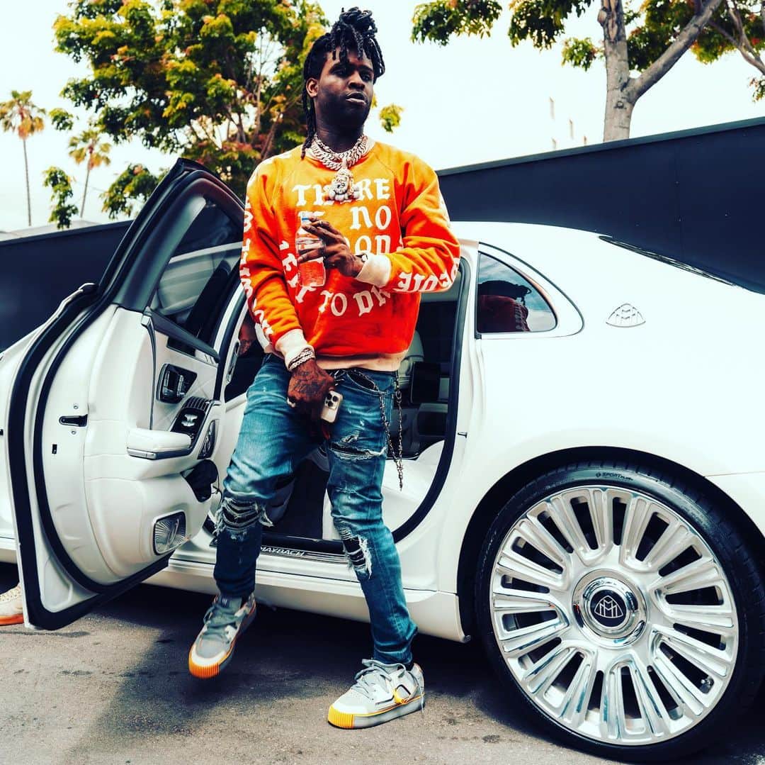 チーフ・キーフのインスタグラム：「Dont look up to Chief Sosa look up to Jesus Christ. #Ams2 ondaway ⬇️⬆️➡️⬅️↘️↖️↙️↔️⤴️↪️🔂」
