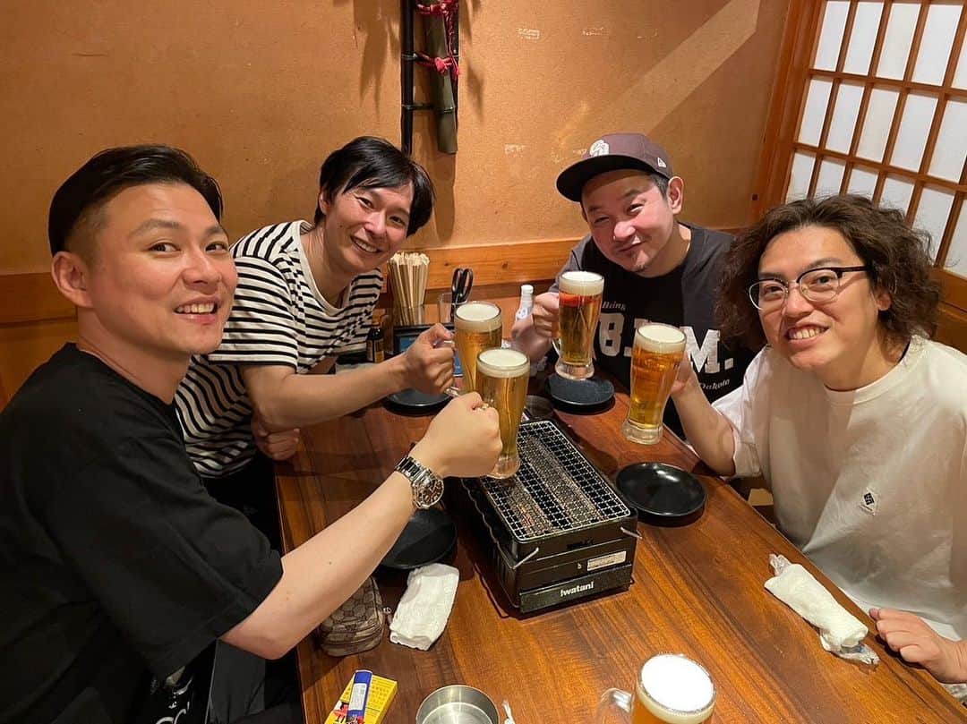 のインスタグラム：「【単独ライブ東京公演】  改めまして、単独ライブ東京公演にお越しいただいた皆さま、関わってくれた全ての皆さま、本当にありがとうございました。  マシンガンズのアニキたちとようやく飲めました。この後もう一軒行って後半の記憶ゼロですが、楽しかったことだけは確かです。  詳しくはstand.fm『ガクテンソクの趣〜おもむき〜ラジオ』でしゃべってます。  ネオジャポさんのお花も嬉しかったし、あのおじさんもお疲れ様でした。  #ガクテンソク  #ガクテンソクおくのほそ道 #あのおじさん」