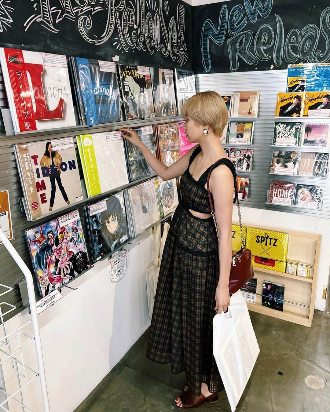 平アスカのインスタグラム：「でーとこーで🤎🤎🎼🍣 レコード屋さんいったりミュージックカフェいってお洋服みてお鮨ディナー 千と千尋のいつも何度でも をALTEC A7できくのが今の楽しみ（旦那さんのチョイス） #code #coel #ootd #asuca_fashion」