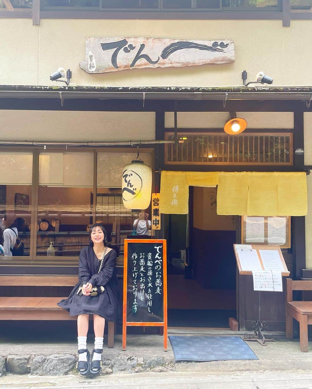 近藤夏子さんのインスタグラム写真 - (近藤夏子Instagram)「川床🌳✨  初めての川床🫶 すごーくいい季節に行けたなぁ☺️ 川床へ行こう！って向かったわけじゃないのにいい日になりました💓  "ここ、どこですか？"と、たくさん質問DMもらいましたので🙋‍♀️ 貴船神社の近くにある【でんべ】というお蕎麦屋さんです☘️ ※日曜の13時過ぎで１時間半待ちでした⏰計画的にどうぞw  緑がとっても元気でパワーもらえたし、川のせせらぎが心を浄化してくれました🎀 #川床 #でんべ #貴船神社 #川床ランチ #蕎麦」6月20日 12時16分 - kondonatsuko