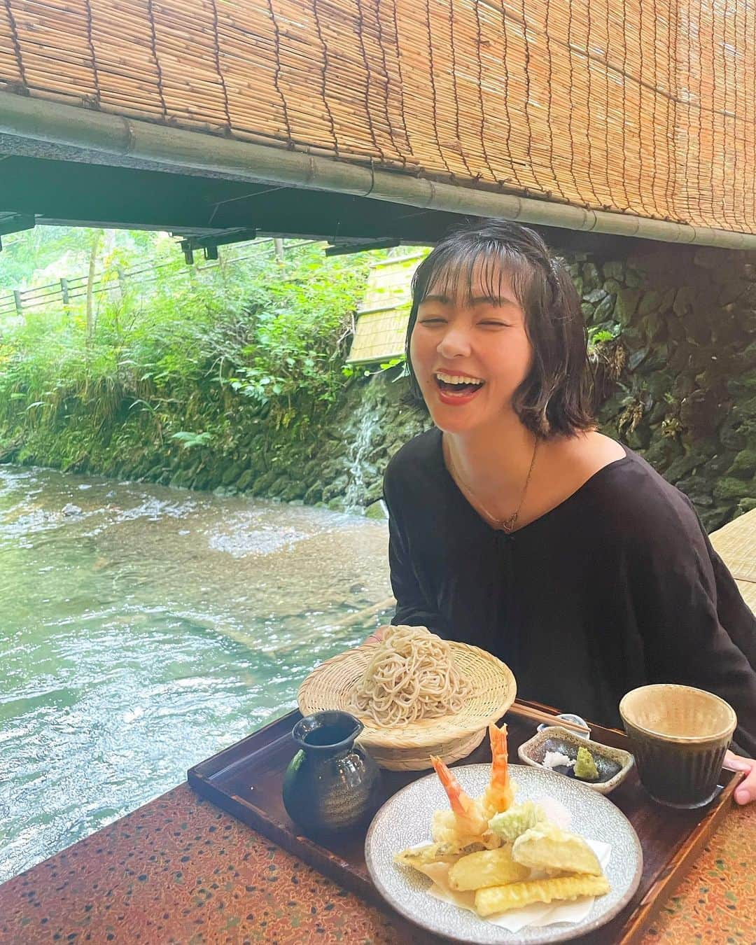 近藤夏子さんのインスタグラム写真 - (近藤夏子Instagram)「川床🌳✨  初めての川床🫶 すごーくいい季節に行けたなぁ☺️ 川床へ行こう！って向かったわけじゃないのにいい日になりました💓  "ここ、どこですか？"と、たくさん質問DMもらいましたので🙋‍♀️ 貴船神社の近くにある【でんべ】というお蕎麦屋さんです☘️ ※日曜の13時過ぎで１時間半待ちでした⏰計画的にどうぞw  緑がとっても元気でパワーもらえたし、川のせせらぎが心を浄化してくれました🎀 #川床 #でんべ #貴船神社 #川床ランチ #蕎麦」6月20日 12時16分 - kondonatsuko