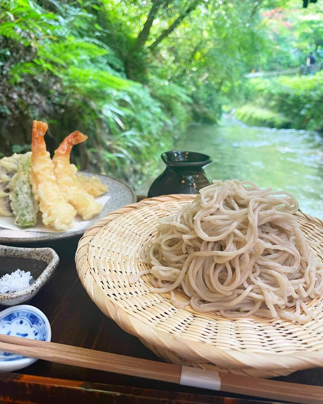 近藤夏子さんのインスタグラム写真 - (近藤夏子Instagram)「川床🌳✨  初めての川床🫶 すごーくいい季節に行けたなぁ☺️ 川床へ行こう！って向かったわけじゃないのにいい日になりました💓  "ここ、どこですか？"と、たくさん質問DMもらいましたので🙋‍♀️ 貴船神社の近くにある【でんべ】というお蕎麦屋さんです☘️ ※日曜の13時過ぎで１時間半待ちでした⏰計画的にどうぞw  緑がとっても元気でパワーもらえたし、川のせせらぎが心を浄化してくれました🎀 #川床 #でんべ #貴船神社 #川床ランチ #蕎麦」6月20日 12時16分 - kondonatsuko