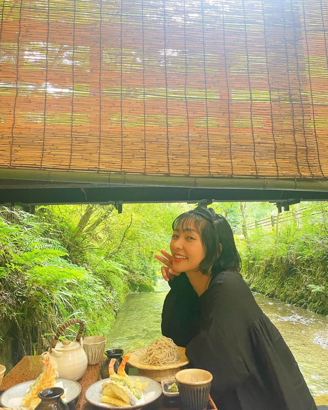 近藤夏子のインスタグラム：「川床🌳✨  初めての川床🫶 すごーくいい季節に行けたなぁ☺️ 川床へ行こう！って向かったわけじゃないのにいい日になりました💓  "ここ、どこですか？"と、たくさん質問DMもらいましたので🙋‍♀️ 貴船神社の近くにある【でんべ】というお蕎麦屋さんです☘️ ※日曜の13時過ぎで１時間半待ちでした⏰計画的にどうぞw  緑がとっても元気でパワーもらえたし、川のせせらぎが心を浄化してくれました🎀 #川床 #でんべ #貴船神社 #川床ランチ #蕎麦」