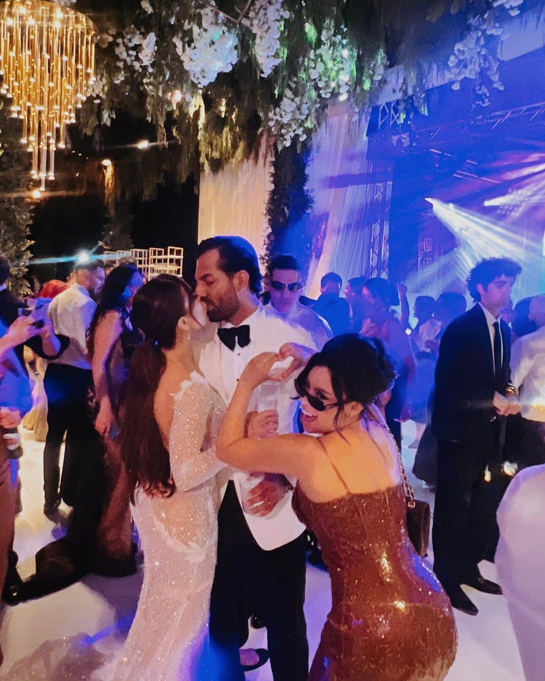 シエラ・ラミレスさんのインスタグラム写真 - (シエラ・ラミレスInstagram)「oh, how i love your love @iluvsarahii & @ayyysebas! cheers to one of the most pinterest worthy weddings i’ve been to & to a lifetime of happiness! 💍🤍  also shoutout to @hairbybethy for slaying my hair」6月20日 12時11分 - cierraramirez