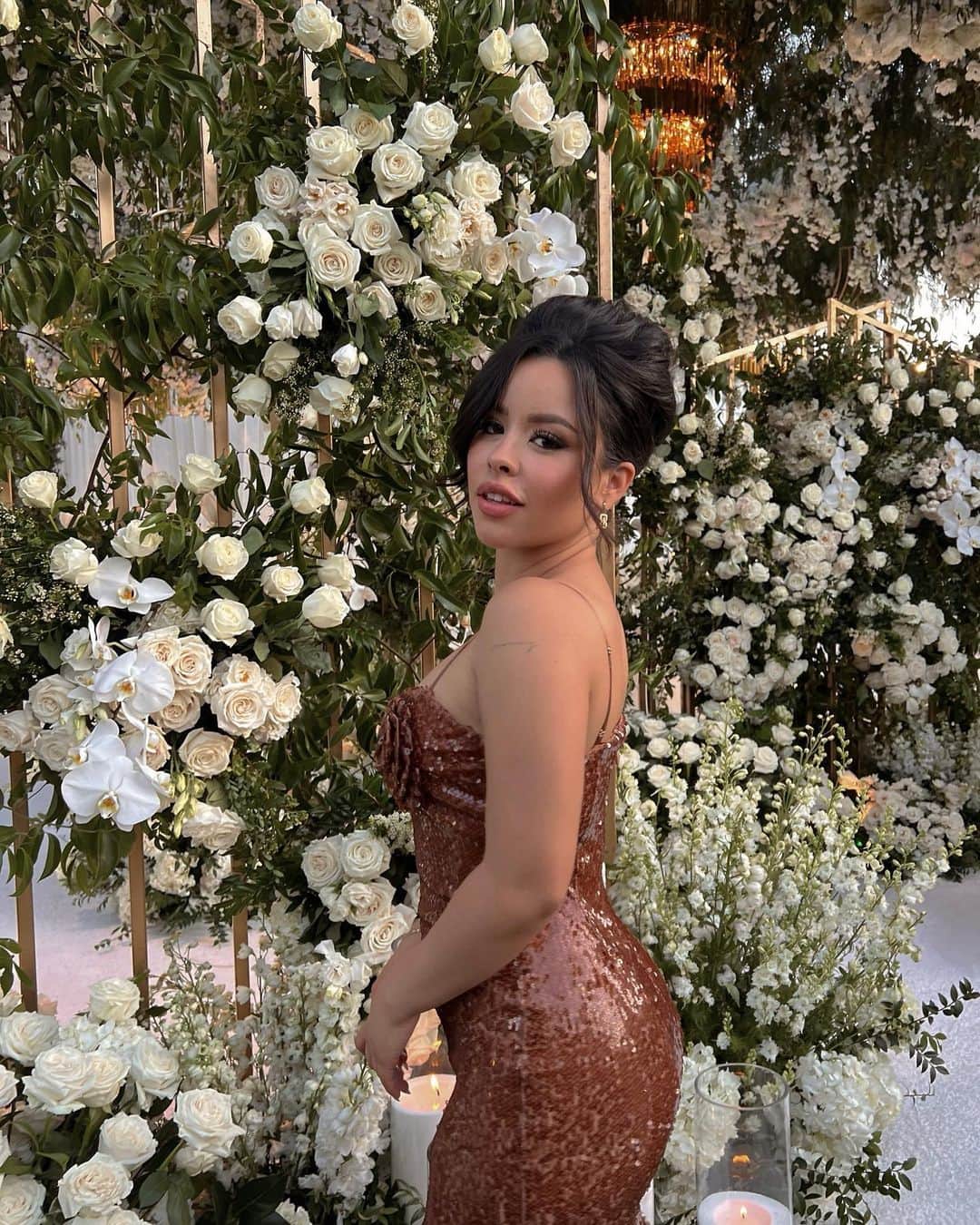 シエラ・ラミレスのインスタグラム：「oh, how i love your love @iluvsarahii & @ayyysebas! cheers to one of the most pinterest worthy weddings i’ve been to & to a lifetime of happiness! 💍🤍  also shoutout to @hairbybethy for slaying my hair」