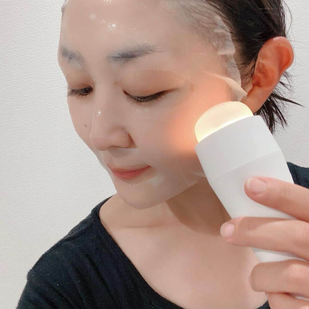 美夢ひまりさんのインスタグラム写真 - (美夢ひまりInstagram)「すっぴんが変わる！ @official_mousの美顔器🫧  使い始めて1ヶ月ちょっと。 3人育児をしていると、自分に手をかける時間が本当にないのですが😭この美顔器は朝の1分使うだけでも効果があるからびっくり🫢  朝起きて鏡を見ると、くすんでいたりむくんでいたり。自分にがっかりする日も多いのですが😓シートマスクをして、プルミナスを顎から頬に向かって持ち上げるように当てるだけで、顔が目覚めるんです。そしてお肌もぴっかぴかに✨  洗面台に置きっぱなしにしてもデザインがおしゃれだし、簡単に使えるので、忙しいママたちにおすすめです‼️   おすすめポイント🩵 ☑︎ボタンひとつで操作が簡単 ☑︎専用化粧品がないので手持ちのスキンケアでOK ☑︎洗顔時も使えるし、シートマスクの上からでも使える ☑︎シリコンヘッドで金属アレルギーの心配なし ☑︎防水で丸洗い出来て衛生的 ☑︎充電時は間接照明の役割も果たしちゃう  本日6/20〜25までの5日間、5,000円オフになるクーポンがありますので、もしよろしければお使いください🛍️(※クーポンを使えるのは公式サイトのみとなりますので、ご注意ください。) クーポンコード：hmym  #スキンケア#美顔器#毛穴#リフトアップ#美肌#トーンアップ#mous#プルミナス#PLUMINUS#おこもり美容#アラフォー美容#時短美容#アラフォーママ#美容好き#美容好きな人と繋がりたい#PR」6月20日 12時17分 - himari_miyume