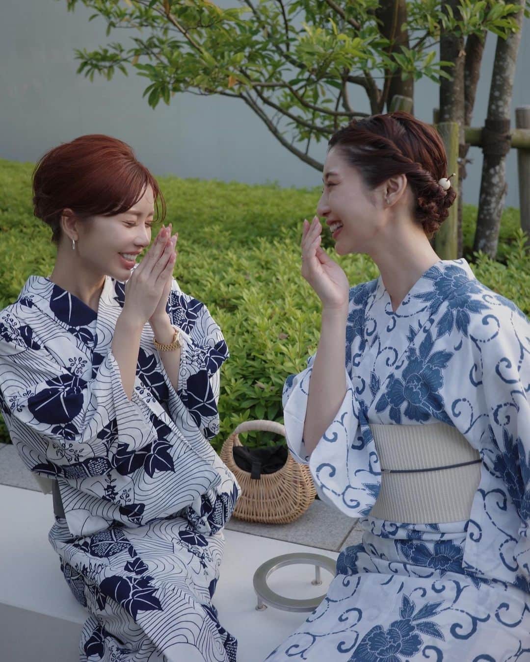 izu（出岡美咲）さんのインスタグラム写真 - (izu（出岡美咲）Instagram)「夕陽が1番綺麗な時間目掛けて 仲間たちと合流。 向かったのは、数年振りの盆踊り。  浴衣は @kimono_nakaya の一点物。 マナミと一緒に、着付けまでお願いしました。 東京の方は、POP UPで是非現物を見てみて欲しいな。 一点一点、とっても素敵なの。  数年振りに新調した浴衣 帯色に合わせて買ったかんざし  下駄を鳴らして、夜風の中 ずっとずっと　笑ってた。  @official_manami マナミとも、 ゆーぞーさんとも 気付けば長いお付き合い。  'ありがとう' と言い合える仲間が居る事で 健やかな気持ちだ〜。  #浴衣 #夏祭り #郡上おどり」6月20日 12時22分 - izu_stagram