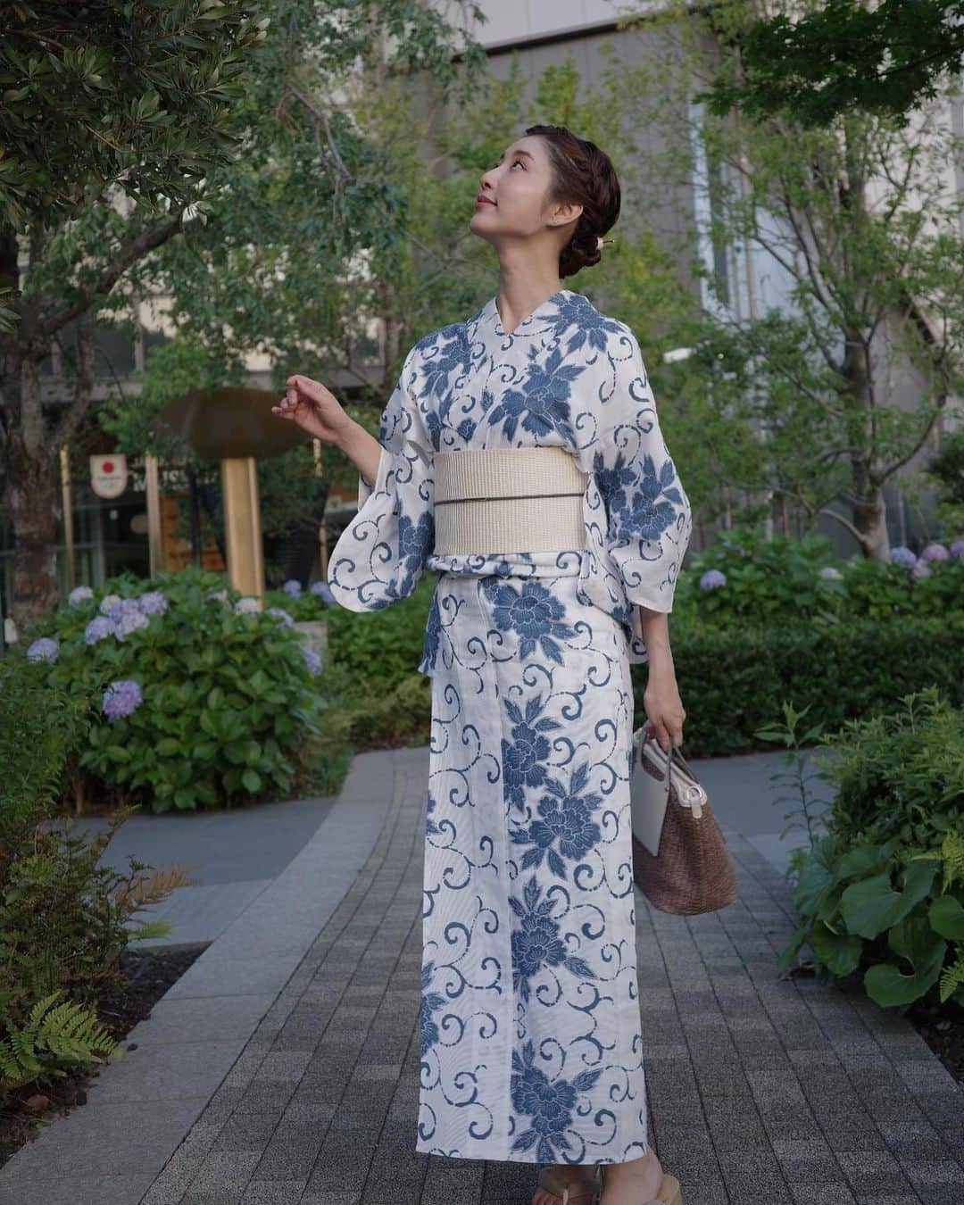 izu（出岡美咲）さんのインスタグラム写真 - (izu（出岡美咲）Instagram)「夕陽が1番綺麗な時間目掛けて 仲間たちと合流。 向かったのは、数年振りの盆踊り。  浴衣は @kimono_nakaya の一点物。 マナミと一緒に、着付けまでお願いしました。 東京の方は、POP UPで是非現物を見てみて欲しいな。 一点一点、とっても素敵なの。  数年振りに新調した浴衣 帯色に合わせて買ったかんざし  下駄を鳴らして、夜風の中 ずっとずっと　笑ってた。  @official_manami マナミとも、 ゆーぞーさんとも 気付けば長いお付き合い。  'ありがとう' と言い合える仲間が居る事で 健やかな気持ちだ〜。  #浴衣 #夏祭り #郡上おどり」6月20日 12時22分 - izu_stagram