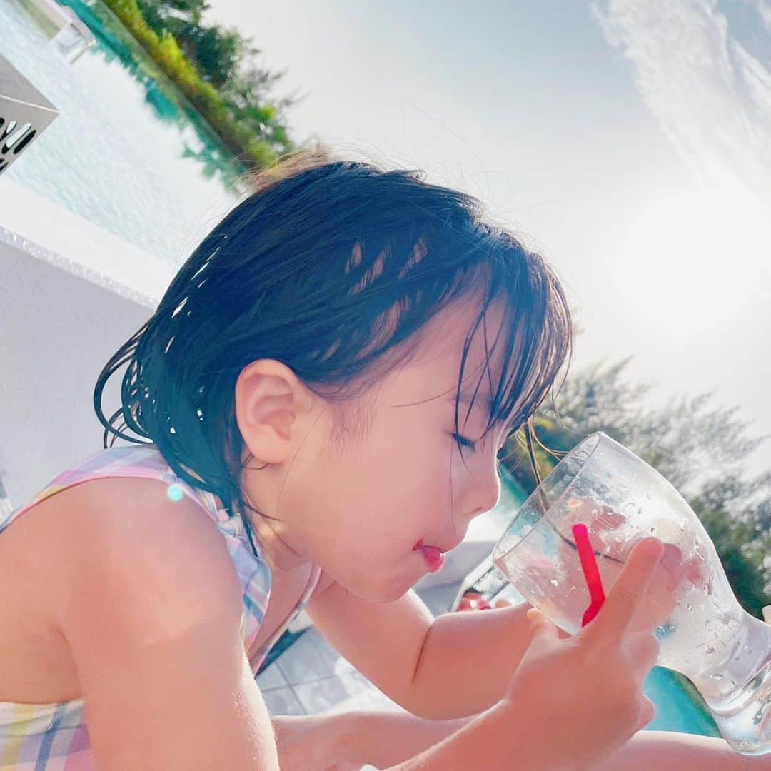 いわさきふきこ さんのインスタグラム写真 - (いわさきふきこ Instagram)「梅雨の晴れ間☀️ 大人もプールに飛び込みたいですね☺️  #姉弟 #1歳7ヶ月差 #3歳8ヶ月 #2歳1ヶ月 #アクアセンスホテルアンドリゾート #義実家のみなさんに子守ありがとう旅行の贈り物」6月20日 12時26分 - fukikoiwasaki