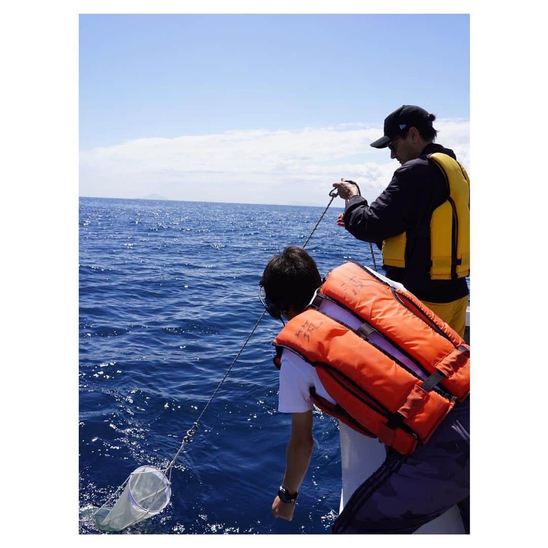 TAO（岡本多緒）さんのインスタグラム写真 - (TAO（岡本多緒）Instagram)「先日、海洋マイクロプラスチックの採取体験をしに伊豆下田市に行ってきました🌊 ⁡ ⁡ 2020年からJAMBIO(マリンバイオ共同推進機構：日本の国立大学に所属する臨海実験施設のネットワーク)と共同で日本沿岸のマイクロプラスチックの調査をしているタラ オセアン ジャパン @fondationtaraocean_japan と一緒に、今回は筑波大学下田臨海実験センターの船に乗せていただきました🚤 ⁡ ⁡ 港から沖に向かって出た湾の入江付近と、さらに沖に2キロ程進んだ地点の二箇所から採取することに。 ⁡ ⁡ 陸地に戻って、筑波大学の研究所でいざ採取した海水をチェック🔬 ⁡ ⁡ 肉眼で見えるものから、顕微鏡を使わないと見えないものも沢山あり、これらはマイクロプラスチックと呼ばれます。 ⁡ ⁡ マイクロファイバーと呼ばれる化学繊維の破片に限っては、本当に小さくて顕微鏡でも目を凝らさないと見過ごしてしまうほど。 (髪の毛と比べた動画もご覧ください！) ⁡ ⁡ 調査の中間報告によれば水面に浮かぶもので1㎢あたり平均で70gあり、海底の泥などの堆積物の中には1 ㎢あたり平均300kgもあるそうです…😱 ⁡ ⁡ これらは勿論海の生物にとっても悪いし、魚介類を通して私たちの身体の中にも戻ってきます😨 ⁡ ⁡ 人類がこうして環境を汚染し続けることによって、越えてはいけない臨界点(プラネタリーバウンダリー)を越えてしまう危険もあります。(学者によってはもう越えているとの見解も…)😰 ⁡ ⁡ 何より怖いのがこのプラスチック汚染が進んだ行末の私たちの健康への影響がハッキリ分かっていないこと。最悪の影響が分かった時に、もう遅い、では済ませたくないですよね😢 ⁡ ⁡ ご存知の通り、プラスチックは基本生分解は難しく、分解されたとしても何百年もかかります。 ⁡ ⁡ イギリスではシングルユース(使い捨て)のプラスチック製品の販売を全面禁止しています。日本も是非続いて欲しい…それが叶うまでは、個人で出来るプラスチックの使用量を減らす事も大きなアクションに繋がると信じています💪 ⁡ ⁡ 需要が減れば、生産も減るはずです。 私が発信しているポッドキャスト、Emerald Practices @emeraldpractices では、そういった環境問題にまつわる難しそうな話を、簡単にご紹介しています。  まずは知ることから。身近に出来るアクションから変化を起こそう！🌱🌎🪸 ⁡  #海洋プラスチック #マイクロプラスチック #プラスチック問題 #気候危機 #EmeraldPractices #microplastic #marineplasticpollution」6月20日 12時28分 - taookamoto