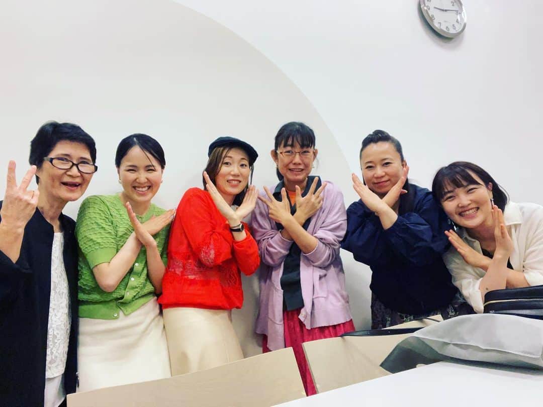 大和未知のインスタグラム：「対価にしないスキル練習と茶話会（パンケーキ🥞）🫖 ✨✨✨  武蔵野プレイスをとれるようになって二度目のスキル練習会でした💎 . :°*   開催できて素敵な1日😌の備忘録です . :°*   スキルを交換する練習をして、めっちゃ有意義な時間を過ごせました🤗💕🍀✨🌙  クルーになって仲良くなった方々とはほんとに程良い距離感で過ごせているなぁ…と感じています🌳ゆりえさんに感謝✨✨✨  今回は大人10人と子供で合計13人で👦👦👧 ❤️🧡💛💚💙💜❤️🧡💛💚💙💜💕  子供たち3人は、5歳9歳12歳とか歳が離れているのに  まるでスイスイと泳ぐように館内をくっつき探検をしているのが印象的で可愛かった🐬🐬🐬☘️  当日は、無理なく休憩を取ってスキル練習や交流を楽しんでいただけるように、と  あやちゃんがイベントの流れを作ってくれたりして…幸せいっぱい🫶✨  主宰者としては不甲斐ない自分ですが、マルシェの練習にも役立てていただけたら嬉しいなぁと思っています✨✨✨  💕.•*¨*•.¸💗¸♬.•*¨*•.¸¸💖♬.•*¨*•.¸💞¸♬  私が提供したものは、『ソルフェジオ周波数』の音叉のボディヒーリング💎  ﾁｰﾝ . :°*   所要時間は15分程度のはずが楽しくてお話しすぎて30分ずつなっていたところが課題😎💦😅 💦  カラダの調律を音で行いつつ、おしゃべりも楽しみたいので、今後はタイマーもかけつつ⏲️30分ずつの枠で進める予定👐✨✨✨  親子2人で一気に受けたいというオーダーにもチャレンジできたので大感激でした👍✨✨✨  あと私の音叉に対する課題は、話し声がまわりにあると、聞きづらいことです😰😅 💦  これまでのオンラインぇのスキル交換 では  LINEミーティングでオンラインのコンデンサーマイクで直接  お耳から脳へダイレクトに音をお届けできていたんだけれど  対面の方が課題が見つかったなぁ🤔❁  でも前回の課題はクリアーして体に直接音叉を当てて直接振動を感じてもらったり  自分でも音叉を叩いてもらい、体験をしてもらえたこと💕  音叉の「共振」の原理を使って、皆さんの細胞やチャクラの状態を正常に動かす事  10年ぶりに研究再開したので  もっと良さを知ってもらって、もっと光かがやかせたいです✨✨✨  子供たちも自分のスキルを練習する場にしたいな❣️✨✨✨✨  例えば💕 ☑️似顔絵 描きます ☑️空手の型 教えます ☑️10分 肩ほぐします なんていいかなぁと👧  皆さんからは会場だけをお預かりして、対価の無い、スキルの練習会に😌✨✨✨  長く続けていけるよう システムをあれこれ考えるのもアイデアが降ってきて楽しかった🐒💕  年内にもう一度開催できたらいいなぁ💕  #ありがとう #感謝しかない #幸せな時間 #備忘録」