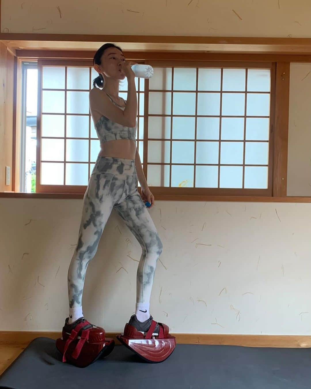 小橋めぐみのインスタグラム：「ちょっと空いて、 1ヶ月ぶりくらいのマスターストレッチ。  バイロン帰りのみなみ先生　@minami_yoga は 更にきらきらしていて✨ 常にお日さまに見守られながら鍛えている感じで、キツイけど、心地よい。 キツすぎて、無心になれるのがいい。 動く瞑想です🧘‍♀️  暑くなってきたので、 ウェアも夏仕様に。 この夏は、ハーフパンツを久しぶりに履きたくて、 足を鍛えてます🦵  #マスターストレッチ #ヨガ #yoga #masterstretch」