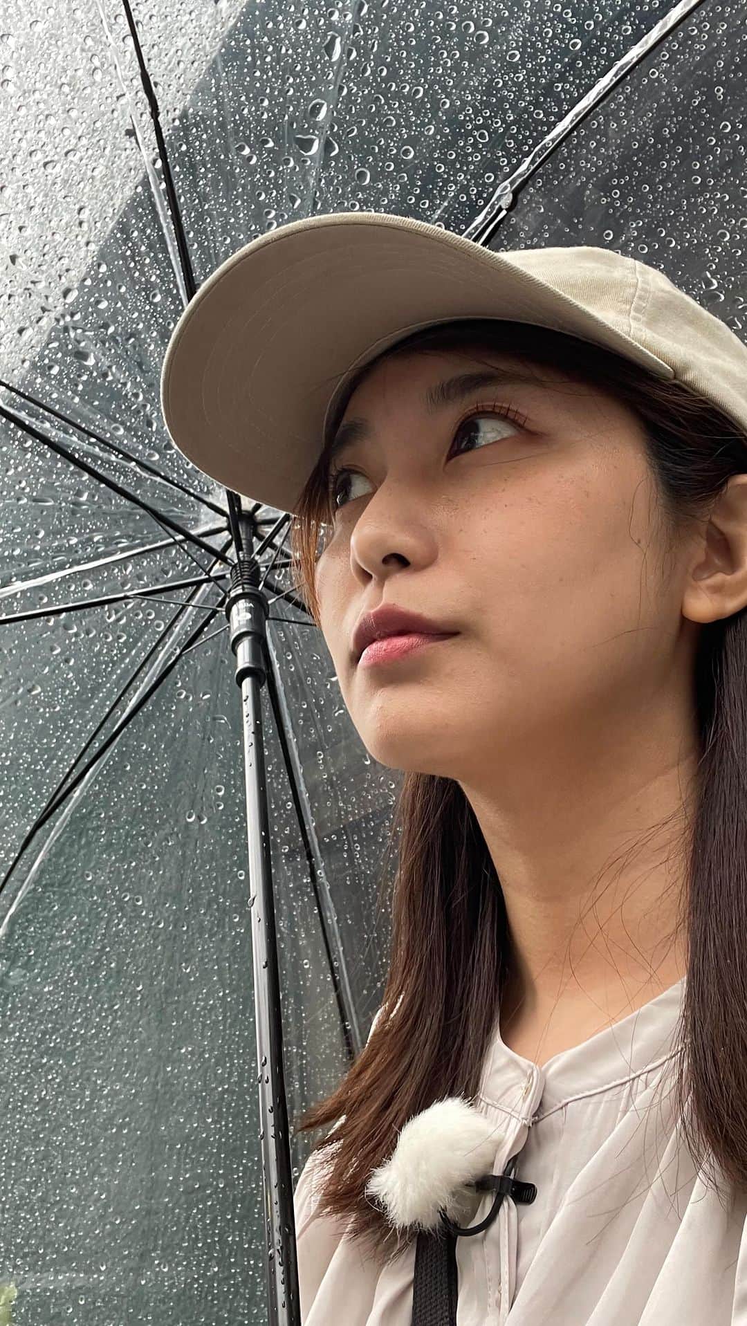 木村那津美のインスタグラム：「🦞 雨に打たれながらロケした ココイコ！下関編！！ 今週６/２４放送です😍  宝石箱をとっさに宝箱と言い間違える ボリューミーな海鮮丼が登場します♪  ✄-------------------‐✄  宝石箱じゃなくて宝箱なのね😂 なっちゃんが持っているのは近年取材拒否⁉️の人気店の海鮮丼🦞 今週のちぐまや家族で詳しくご紹介します😋 #ちぐまや家族 #山口県 #海鮮丼 #デカ盛り  山口県の情報が盛りだくさん！ 毎週土曜朝9時25分からは👇😋 @chigumaya_kazoku  ＃表紙と本編のギャップで風邪引きそう」