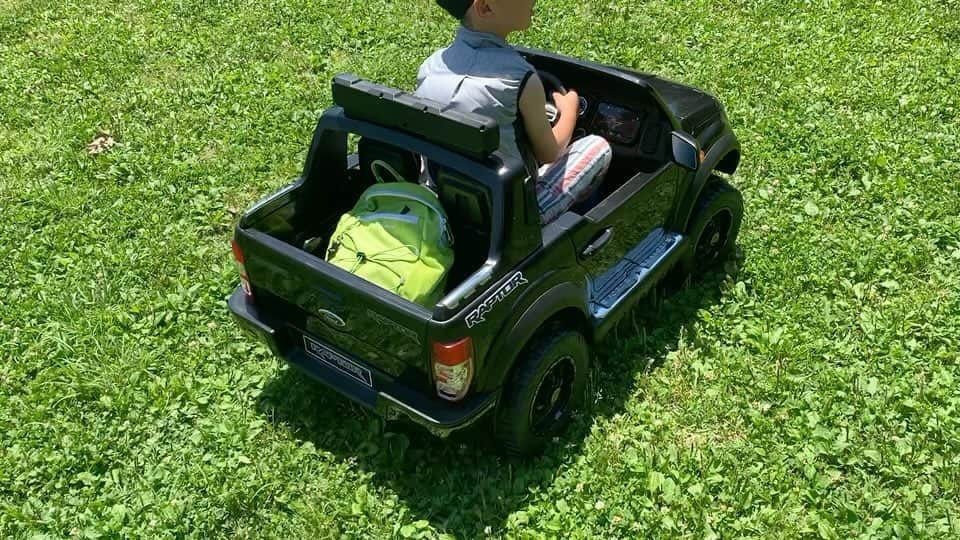 オザ兵長【公式】 のインスタグラム：「土日に乗用ラジコンで遊びまくって大満足な息子。 今年も暑いので息子に空調服も買っておいて良かった✨ 俺も乗りてーなー。  #乗用ラジコン #空調服 #フォード #ラプター #Ford」