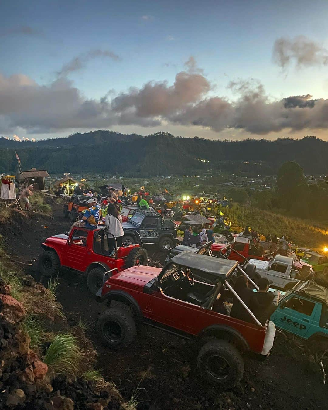 ソン・ジホのインスタグラム：「Jeep tour🌄」