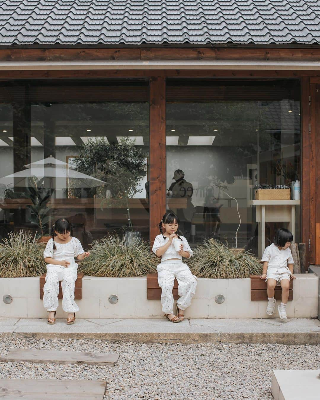 MOMOツインズさんのインスタグラム写真 - (MOMOツインズInstagram)「Cafe hopping. There are many cafes in Korea that are ‘no kids zone’ or have areas segregated for families like this one here (outdoor only) Always good to check before you go! #lllgoestogyeongju」6月20日 12時45分 - leialauren