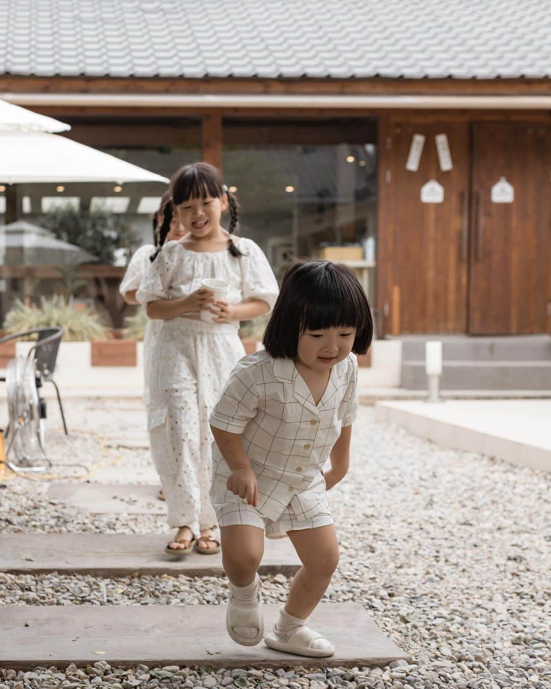 MOMOツインズさんのインスタグラム写真 - (MOMOツインズInstagram)「Cafe hopping. There are many cafes in Korea that are ‘no kids zone’ or have areas segregated for families like this one here (outdoor only) Always good to check before you go! #lllgoestogyeongju」6月20日 12時45分 - leialauren